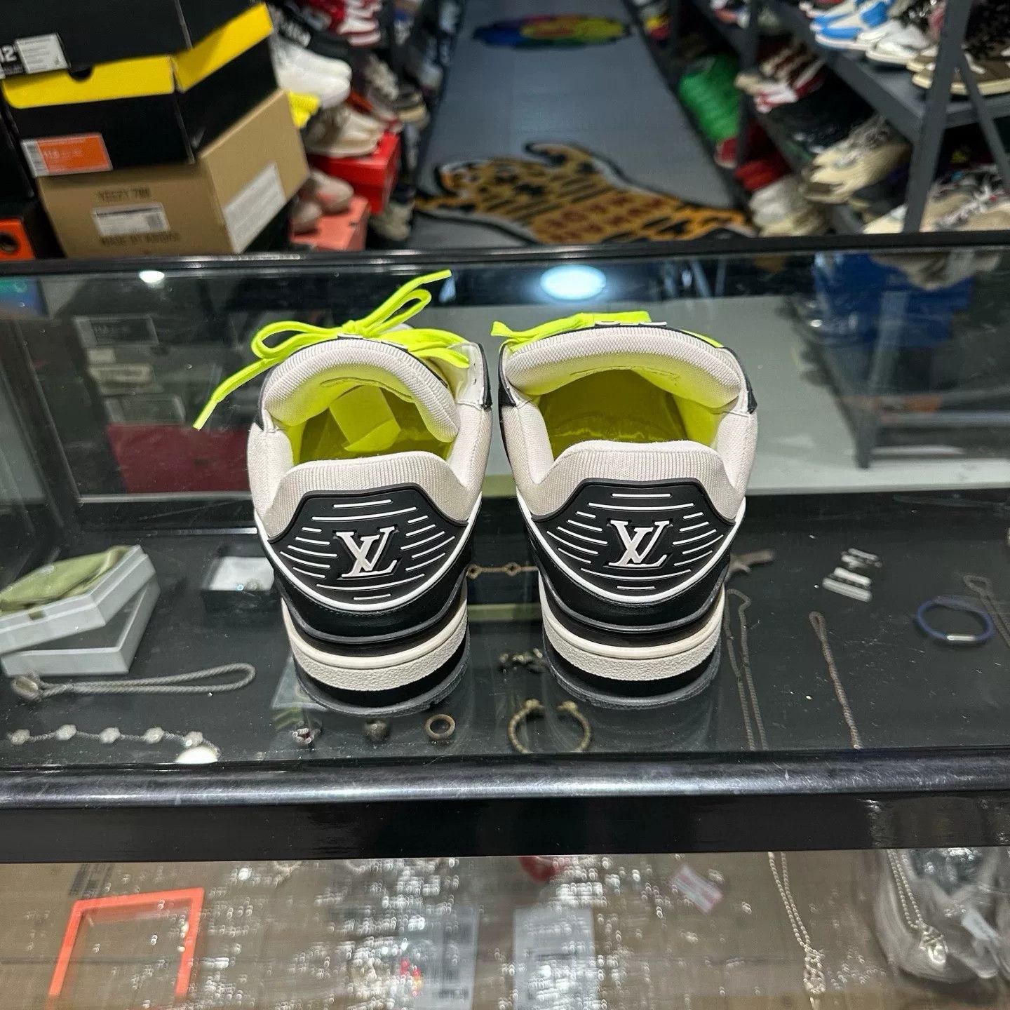 Louis Vuitton Louis Vuitton Trainer Black White Emboss Size US 10.5 / EU 43-44 - 3 Thumbnail