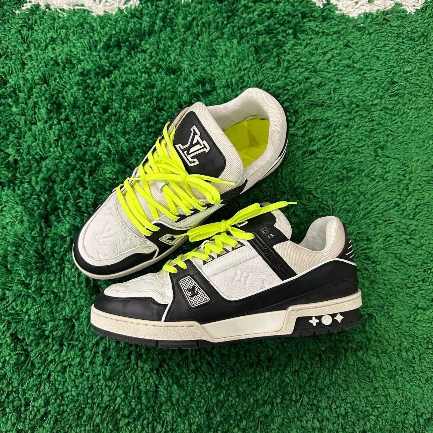 Louis Vuitton Louis Vuitton Trainer Black White Emboss Size US 10.5 / EU 43-44 - 9 Thumbnail
