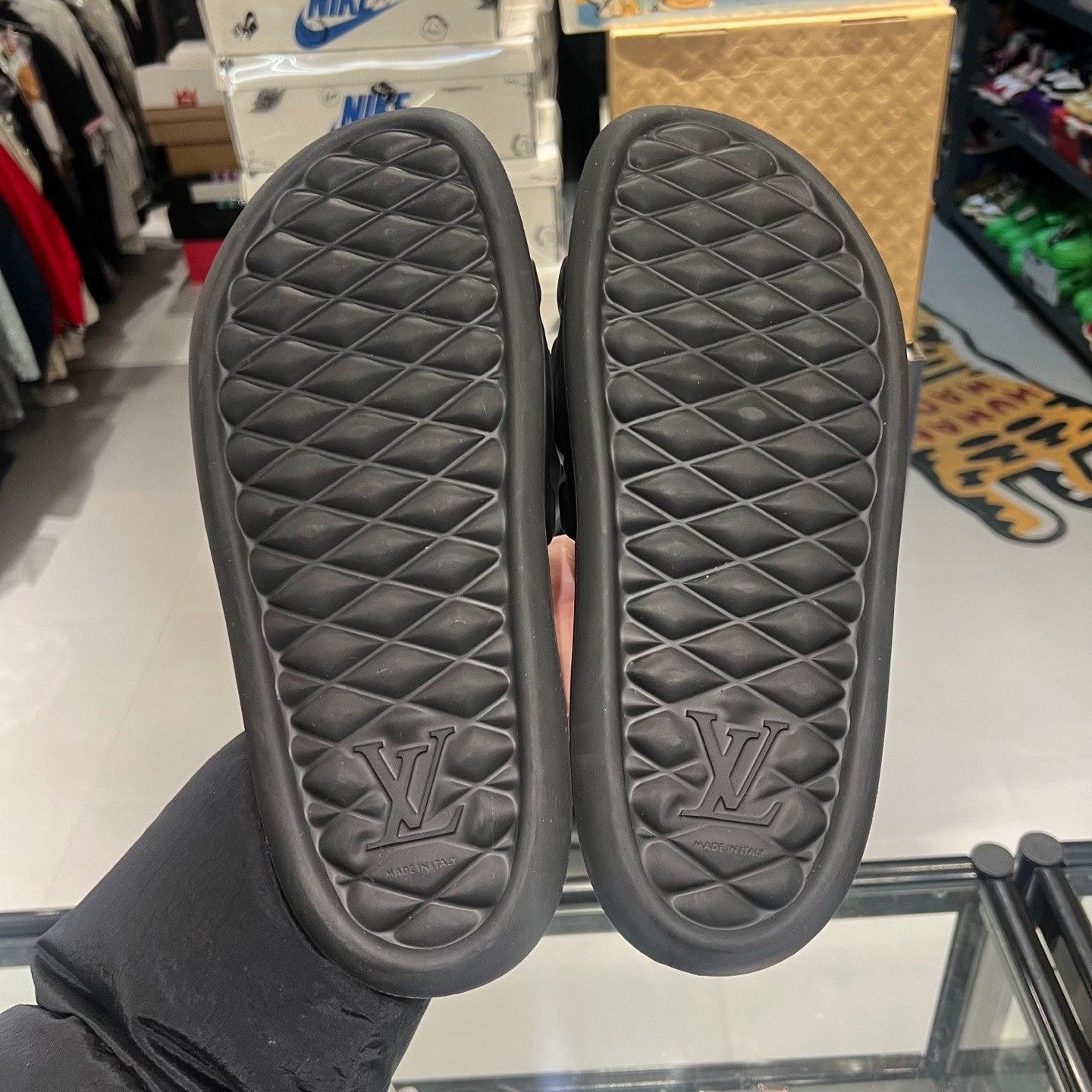 Louis Vuitton Louis Vuitton Waterfront Slides Size US 10 / EU 43 - 4 Thumbnail