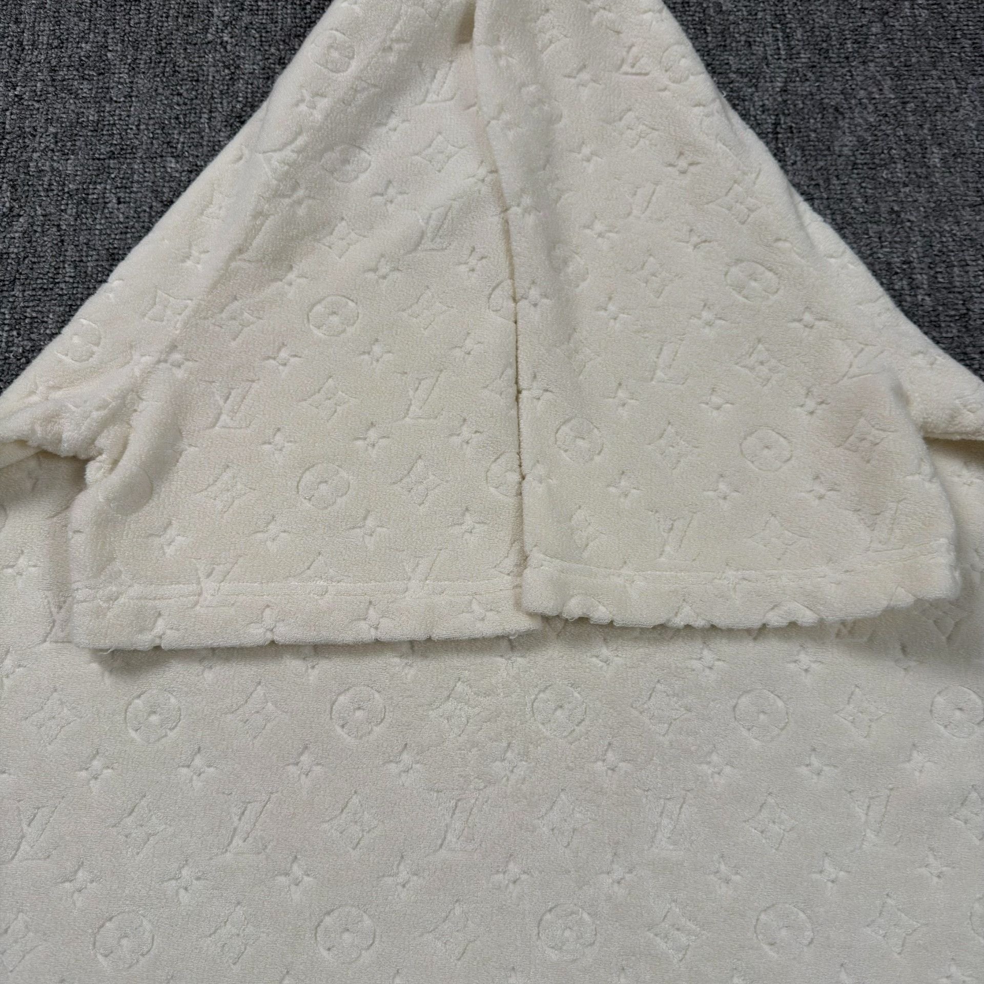 Louis Vuitton LV Beige Full-Print Towel-Bottom T-Shirt Size US L / EU 52-54 / 3 - 4 Thumbnail