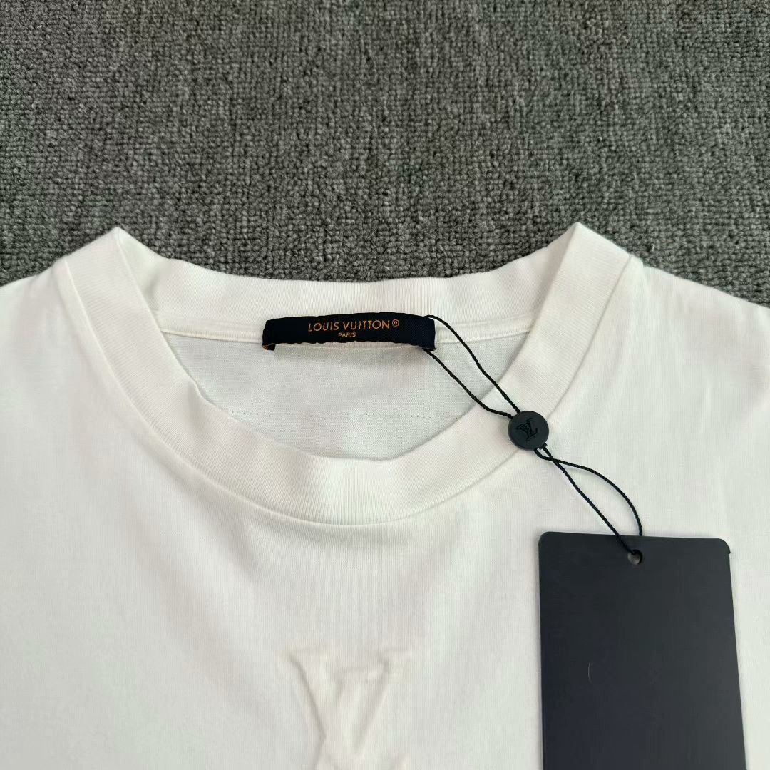 Louis Vuitton LV 25 Embossed Logo White Short-Sleeve Size US M / EU 48-50 / 2 - 3 Thumbnail