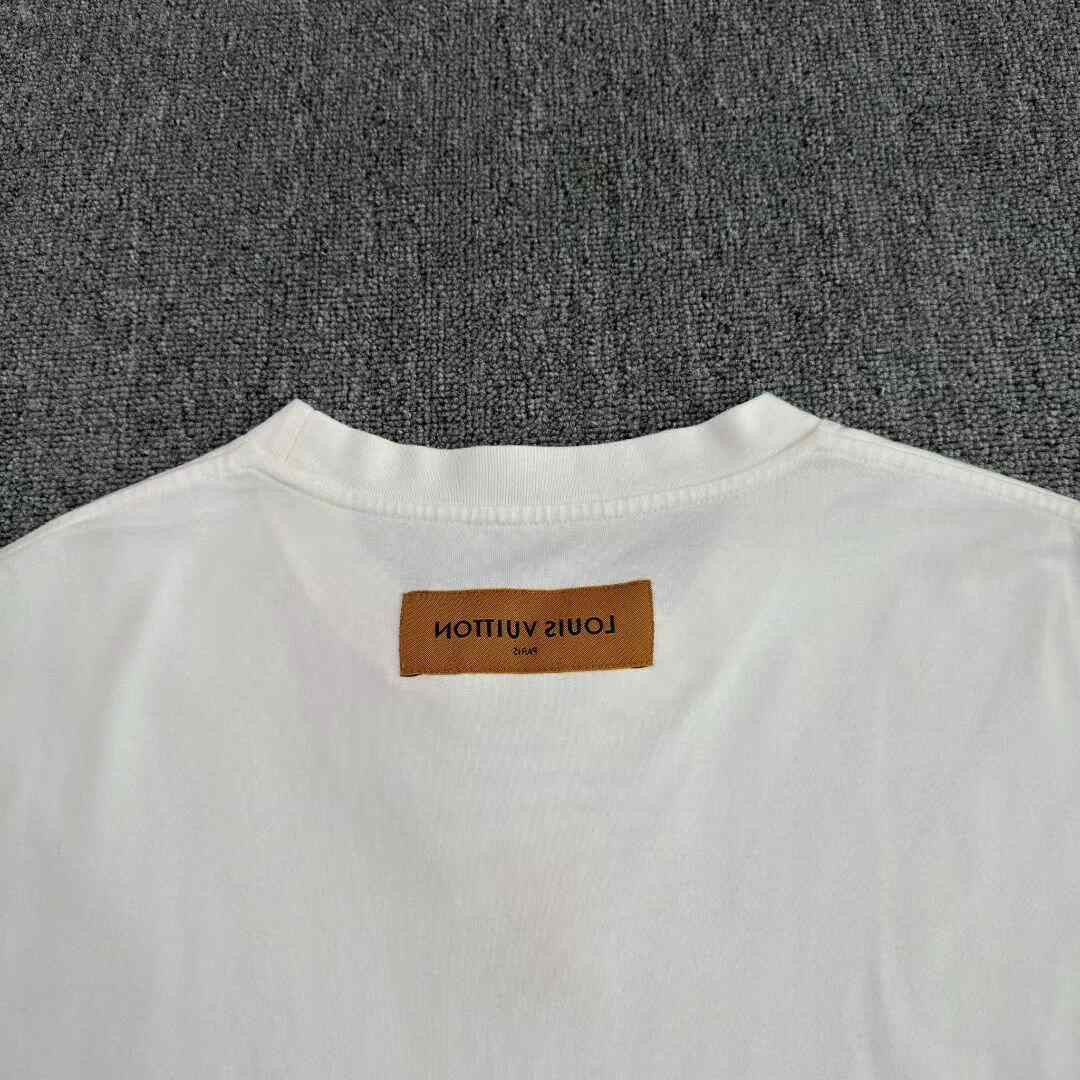Louis Vuitton LV 25 Embossed Logo White Short-Sleeve Size US M / EU 48-50 / 2 - 8 Thumbnail
