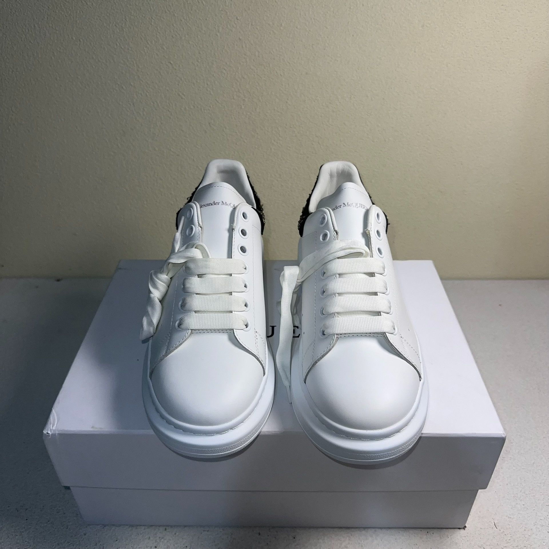 Alexander McQueen Alexander McQueen White Low-Top Sneakers Size US 10 / EU 43 - 2 Thumbnail