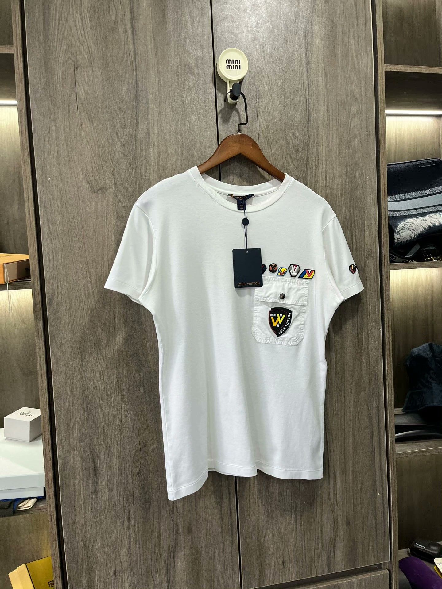 Louis Vuitton Louis Vuitton White Badge Pocket Embroidered Shirt Size US L / EU 52-54 / 3 - 4 Thumbnail