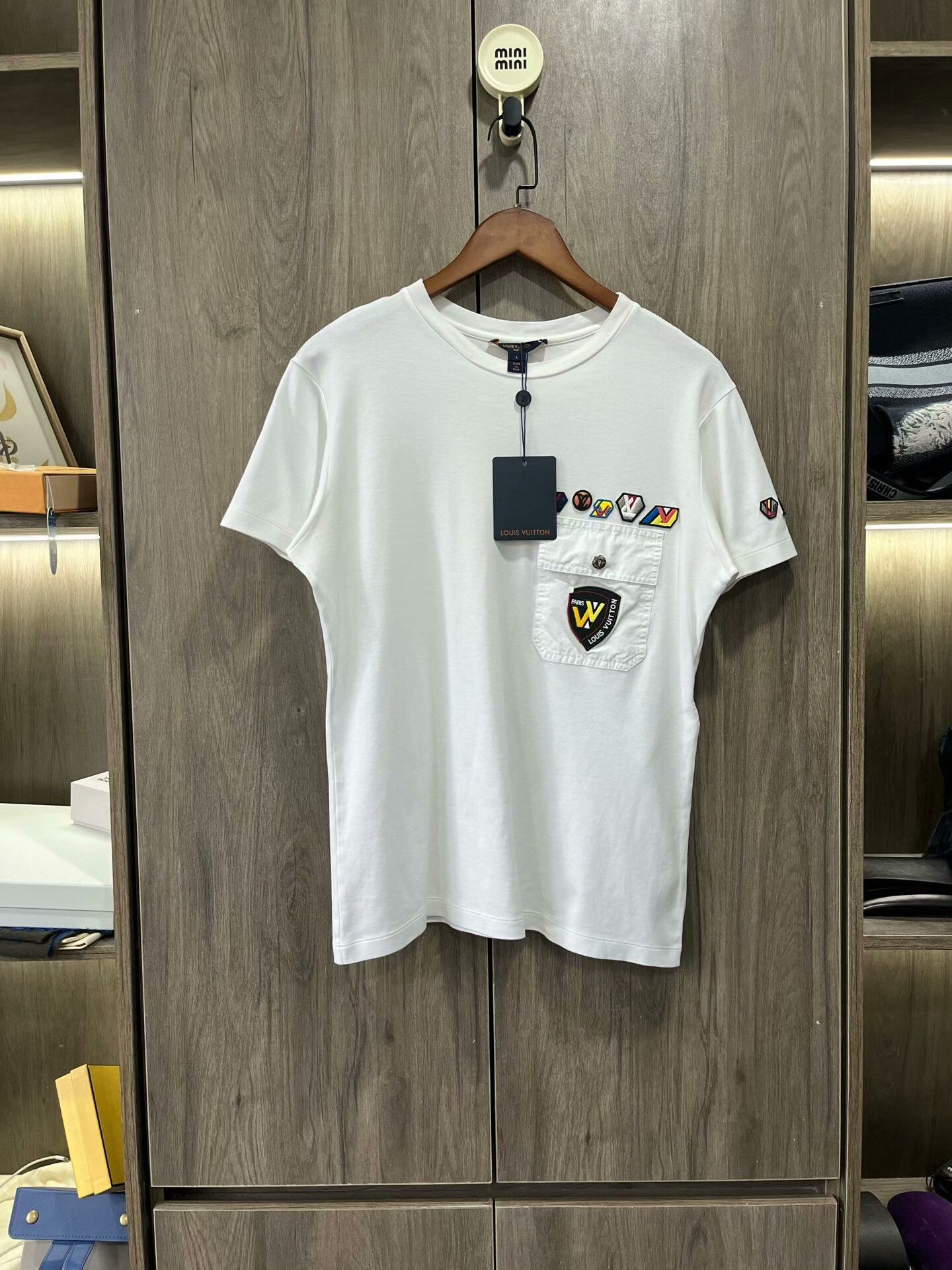 Louis Vuitton Louis Vuitton White Badge Pocket Embroidered Shirt Size US L / EU 52-54 / 3 - 5 Thumbnail