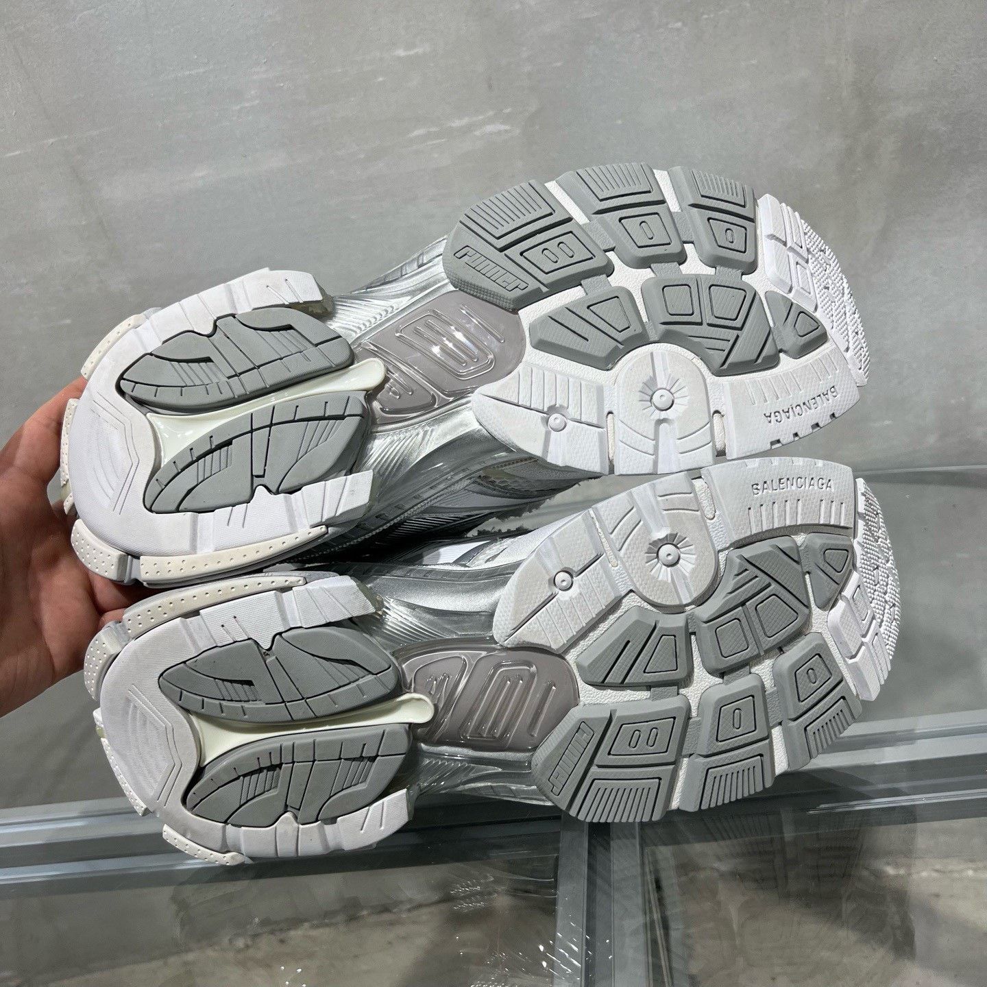 Balenciaga Balenciaga Runner 2.0 Silver-White Size US 8 / EU 41 - 7 Thumbnail