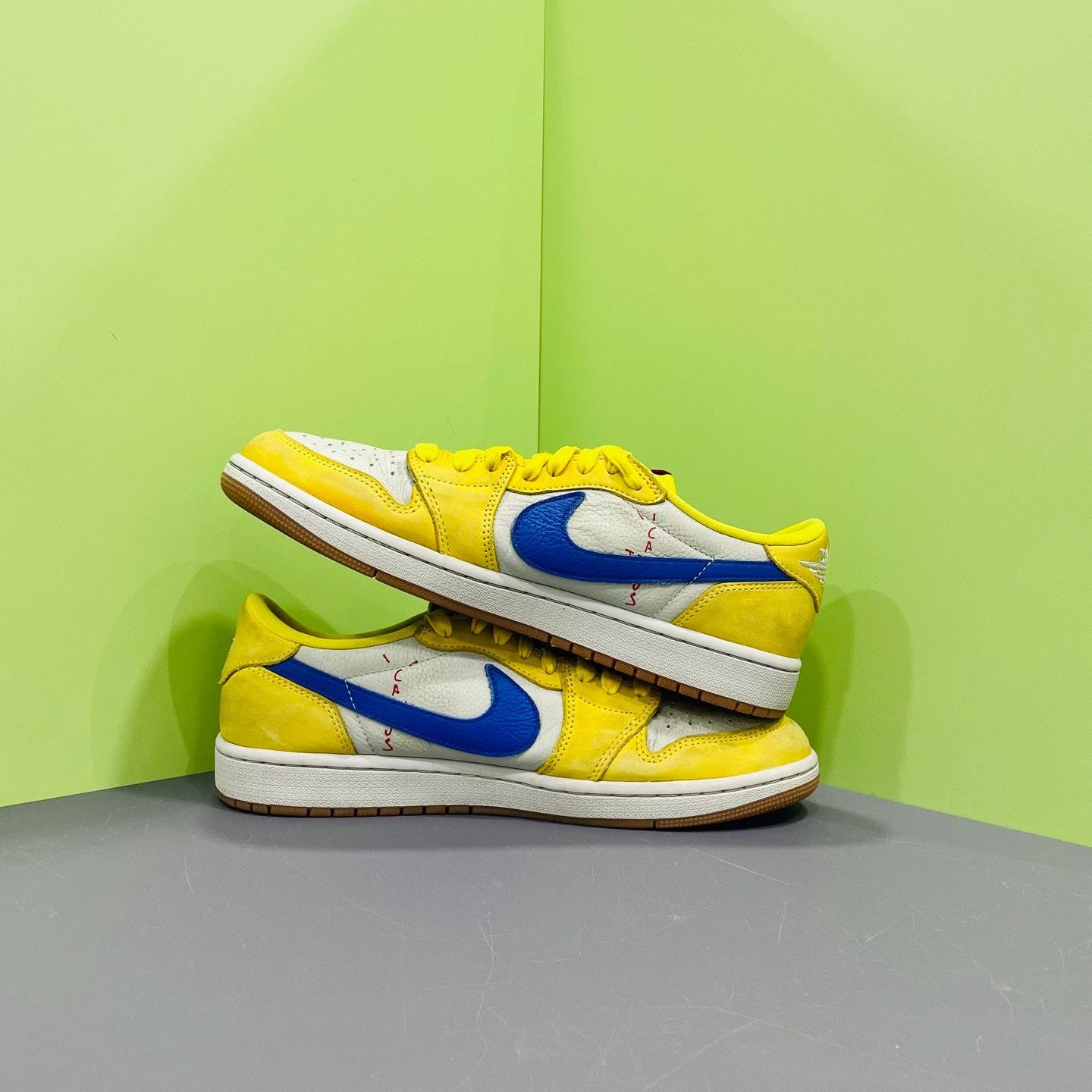 Travis Scott TS AJ1 Reverse Swoosh Canary Size US 9.5 / EU 42-43 - 5 Thumbnail