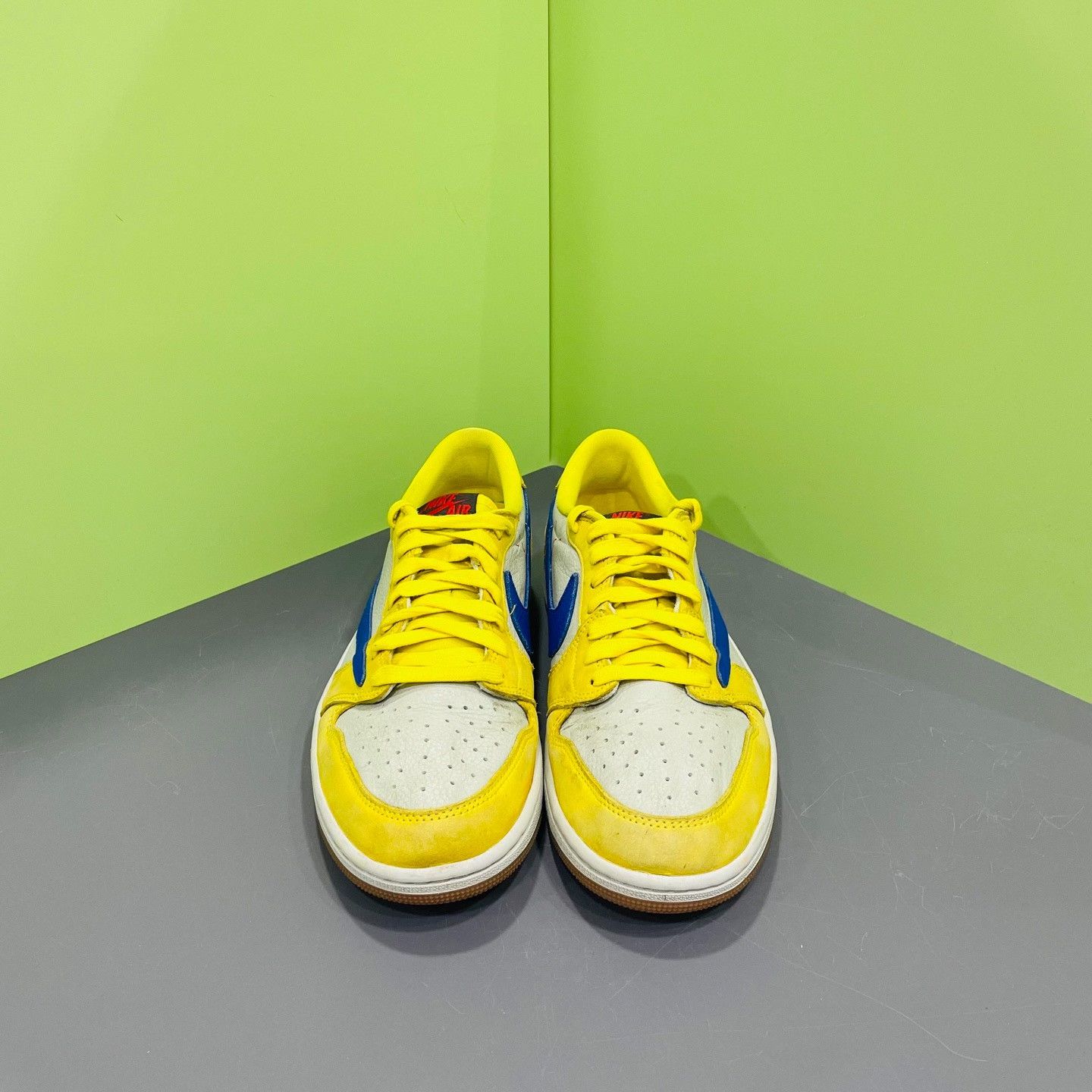 Travis Scott TS AJ1 Reverse Swoosh Canary Size US 9.5 / EU 42-43 - 2 Thumbnail