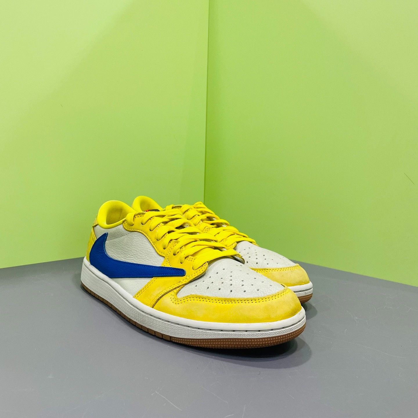 Travis Scott TS AJ1 Reverse Swoosh Canary Size US 9.5 / EU 42-43 - 3 Thumbnail