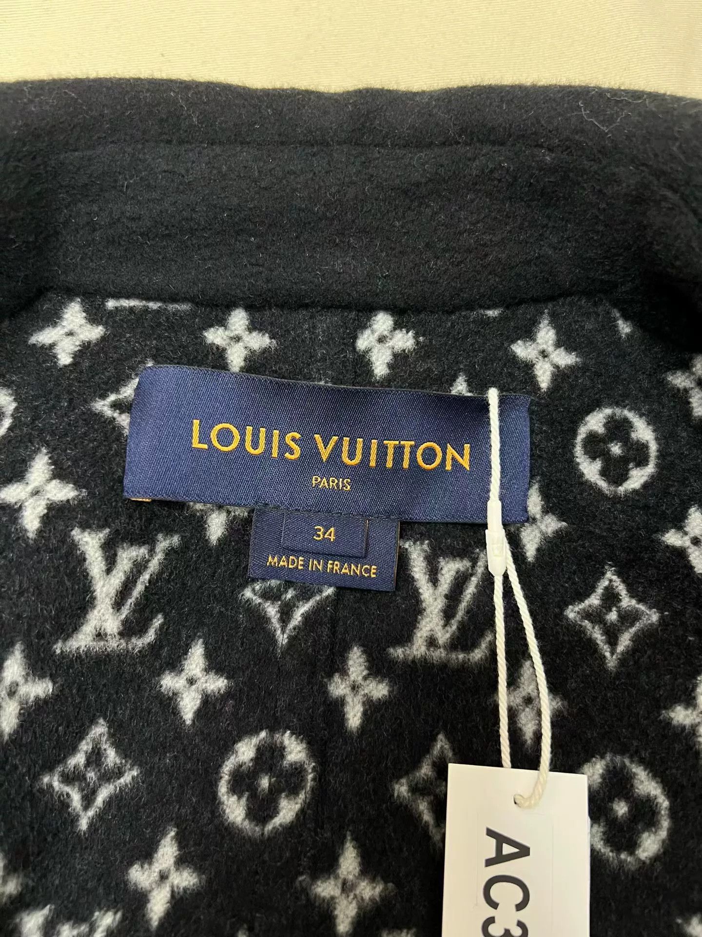Louis Vuitton Louis Vuitton Long Coat with Logo Lining Size XXS / US 00 / IT 34 - 3 Thumbnail