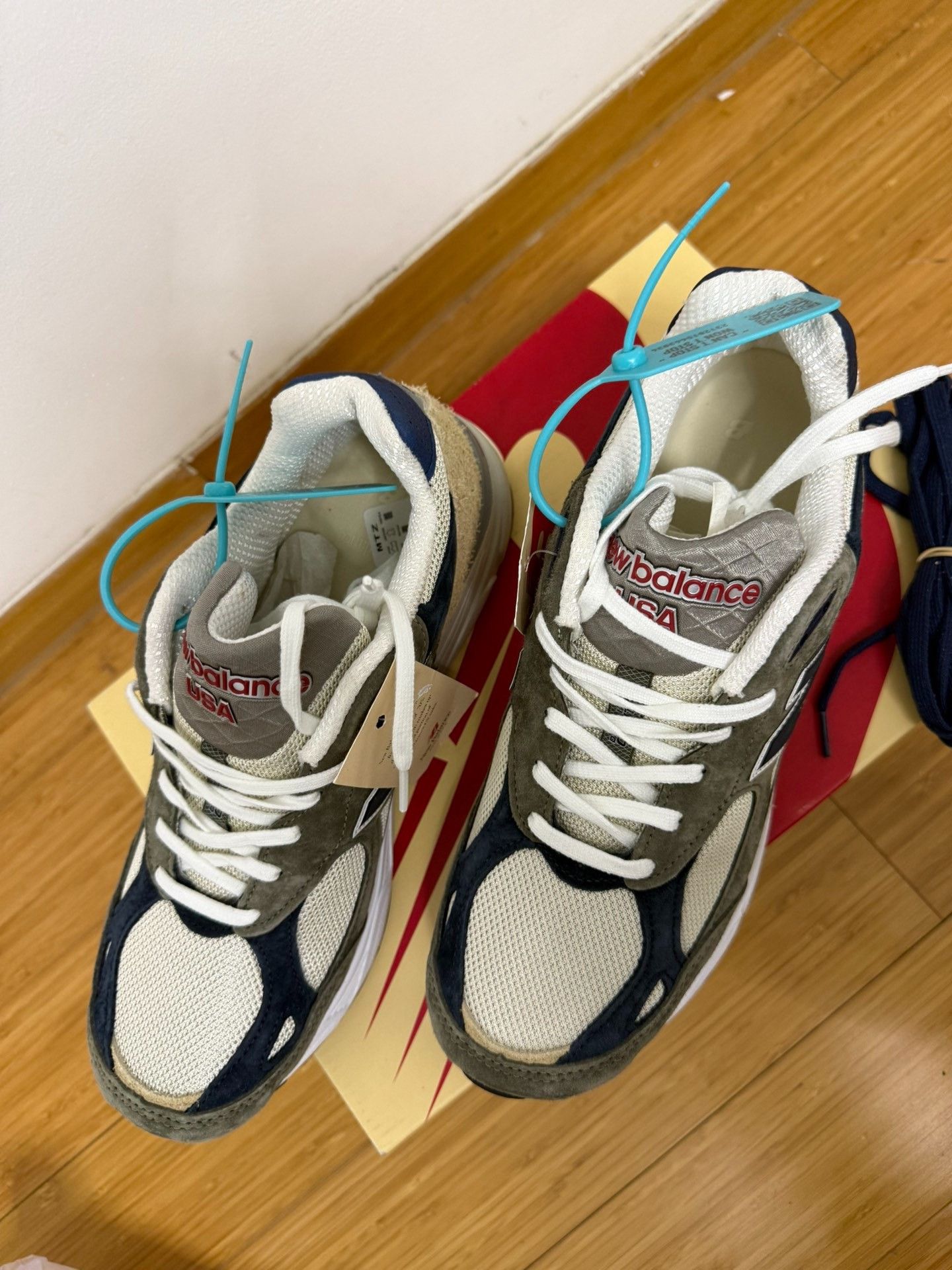 New Balance New Balance 990 V3 USA Made Sneakers Size US 10 / EU 43 - 3 Thumbnail