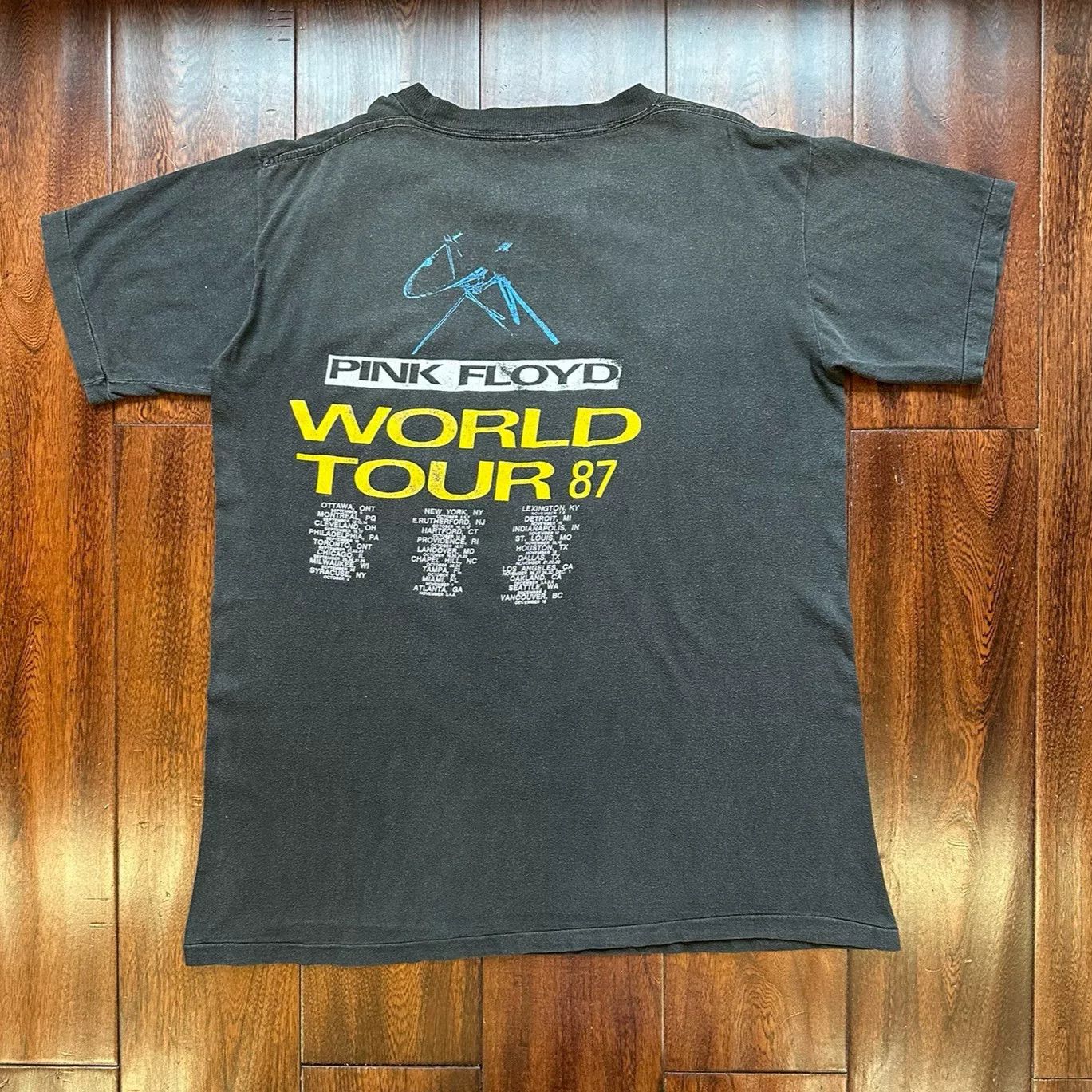 Vintage Vintage 1987 Pink Floyd Momentary Tee Size US M / EU 48-50 / 2 - 2 Thumbnail