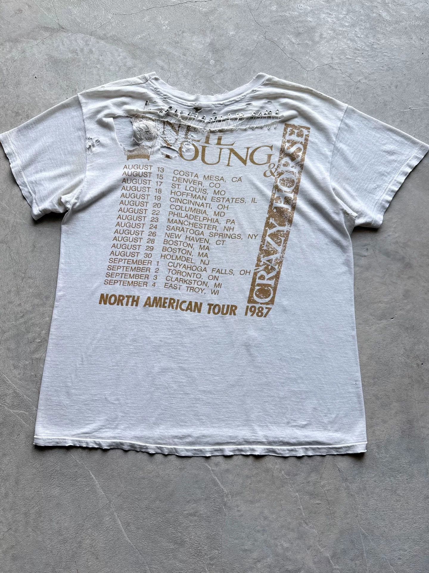 Vintage Vintage 80s Neil Young Tour Tee Size US L / EU 52-54 / 3 - 6 Thumbnail
