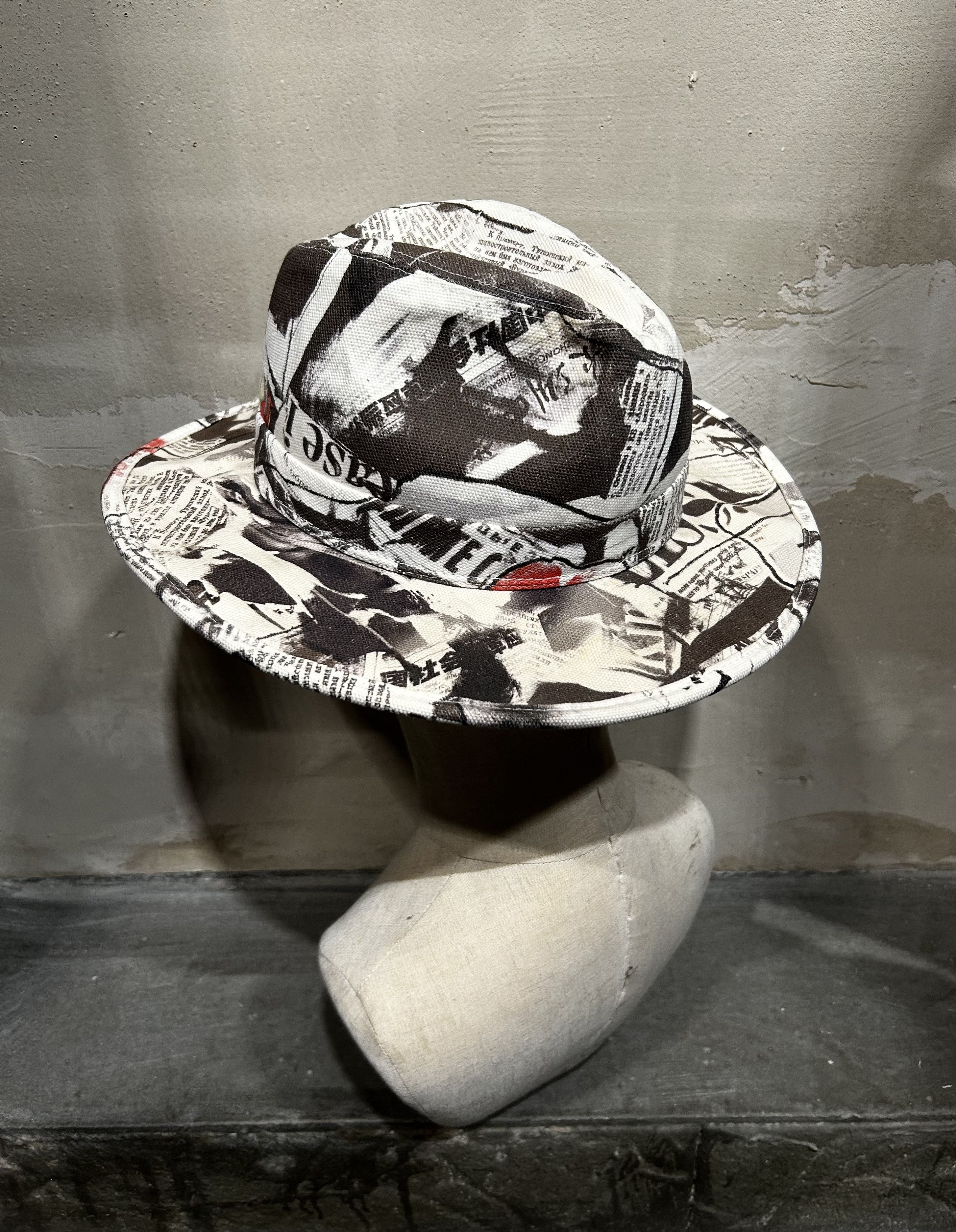 John Galliano John Galliano 00s Newspaper Print Hat Size ONE SIZE - 3 Thumbnail