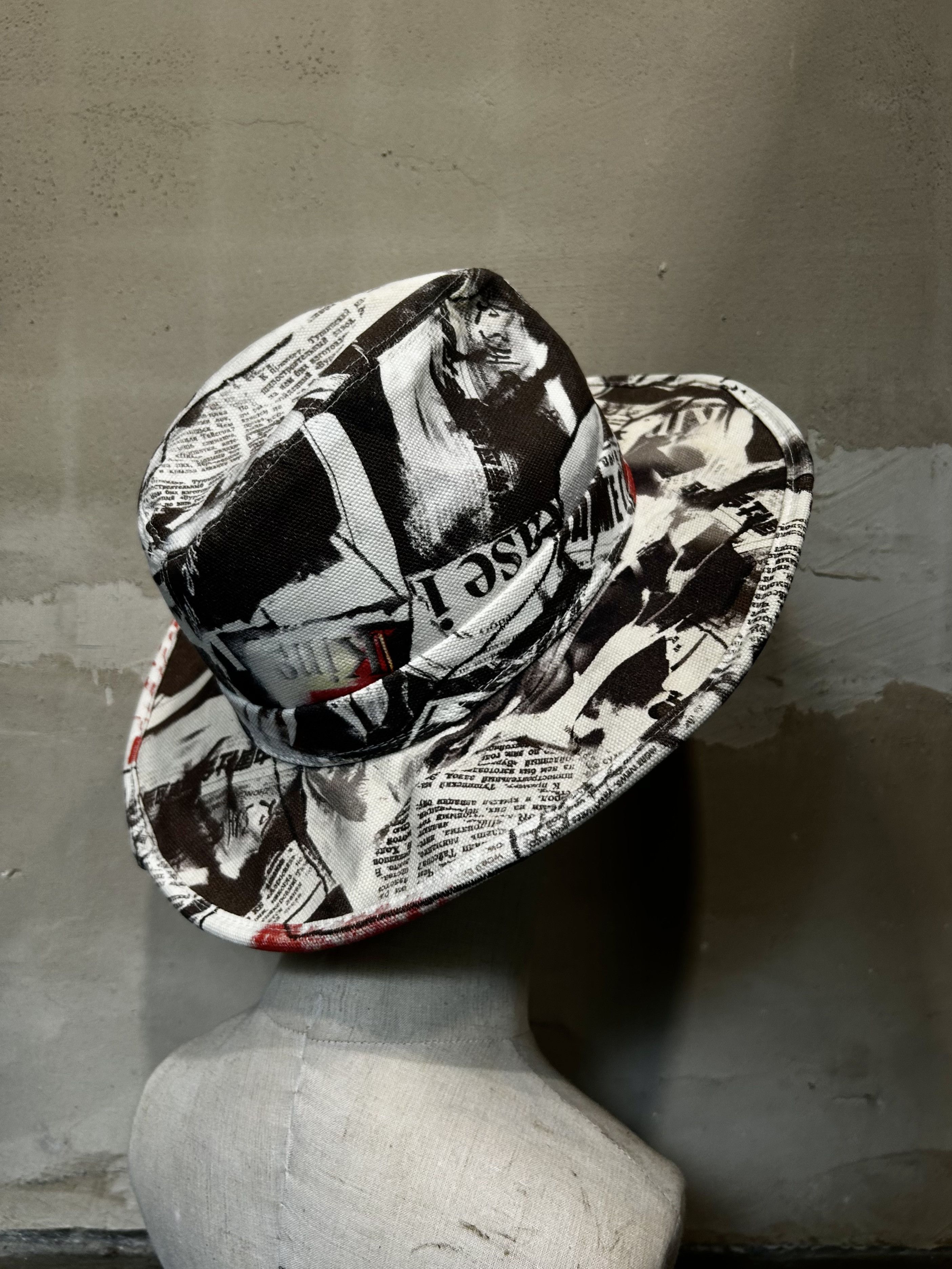 John Galliano John Galliano 00s Newspaper Print Hat Size ONE SIZE - 6 Thumbnail