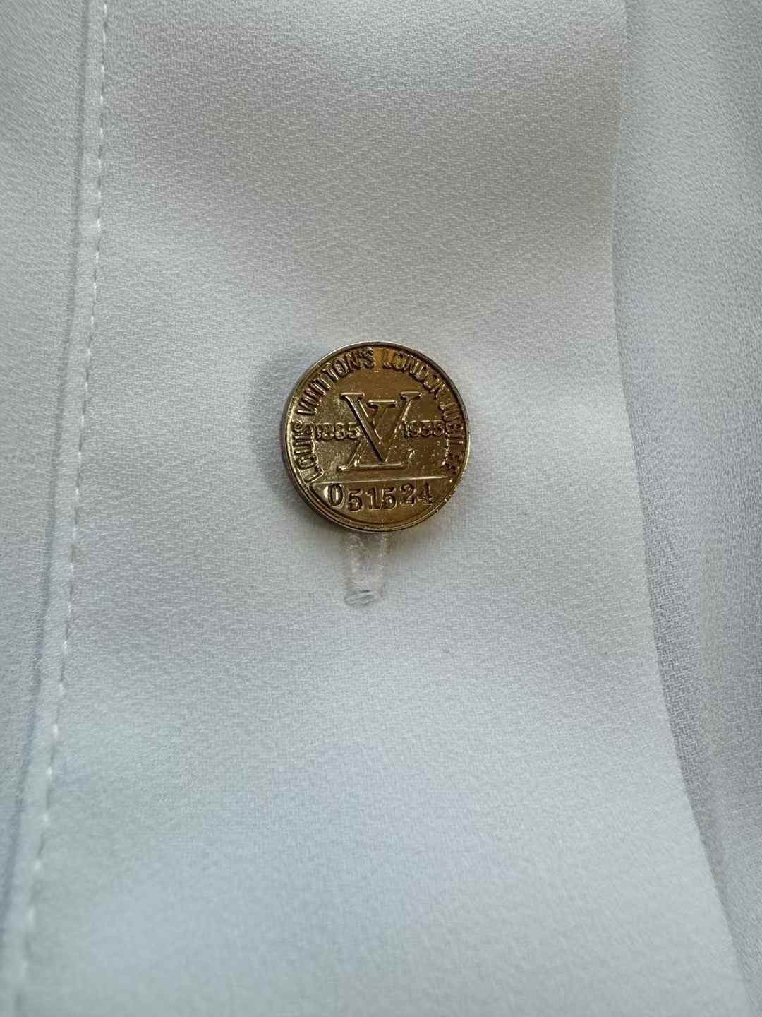 Louis Vuitton Louis Vuitton White Gold Button Utility Shirt Size XS / US 0-2 / IT 36-38 - 4 Thumbnail
