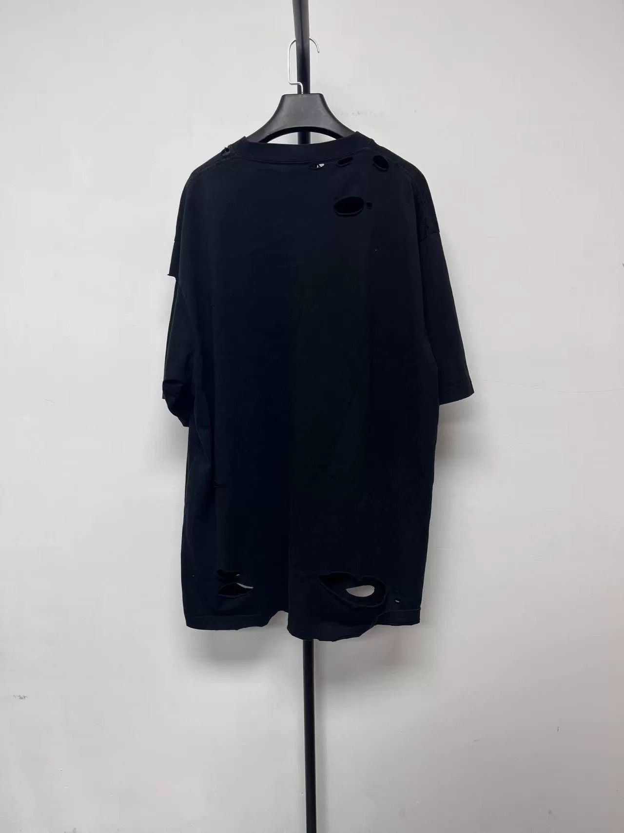 Balenciaga Balenciaga Men's Distressed Letter Print T-shirt Size US S / EU 44-46 / 1 - 2 Thumbnail