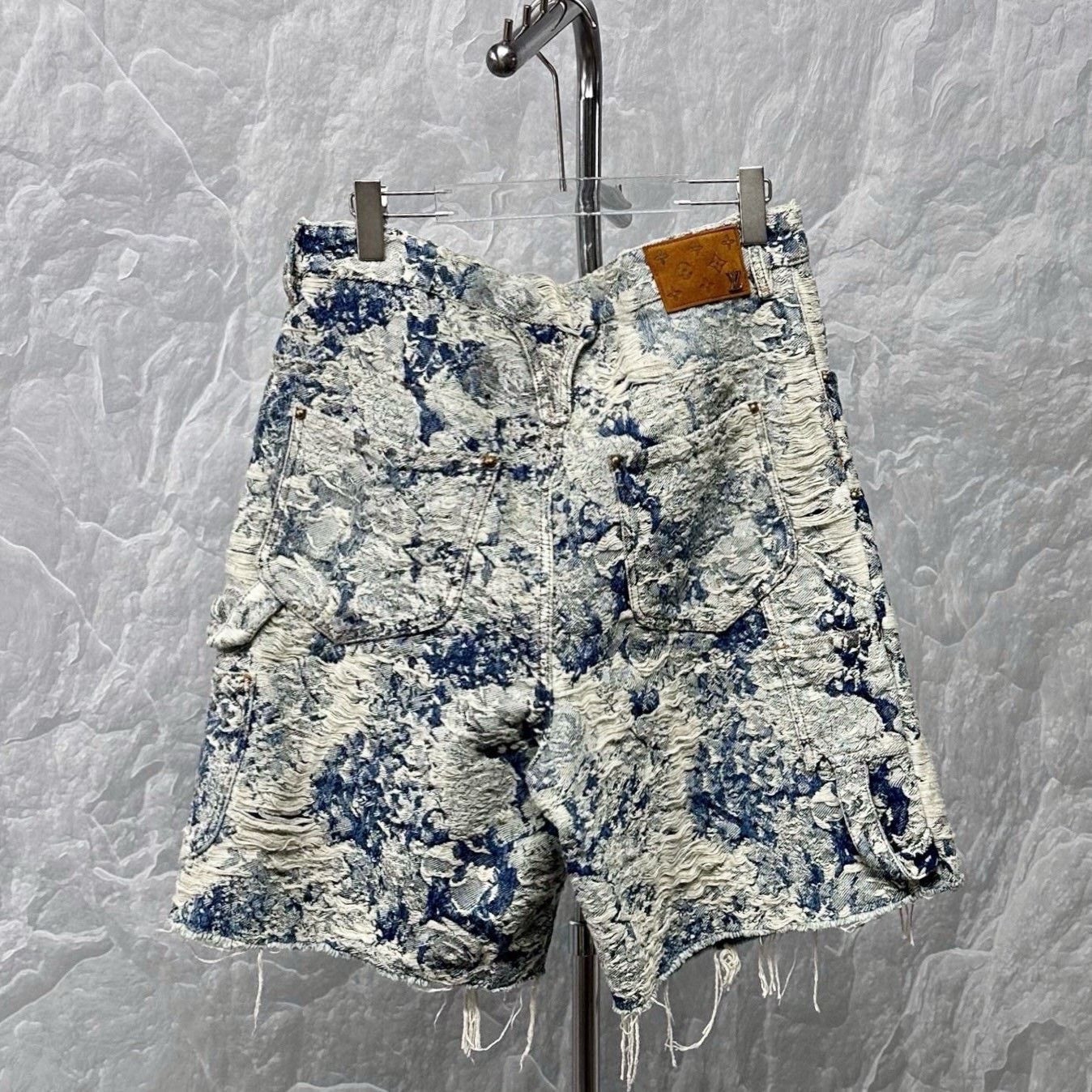 Louis Vuitton Louis Vuitton Floral Distressed Denim Shorts Size 32" / US 10 / IT 46 - 4 Thumbnail