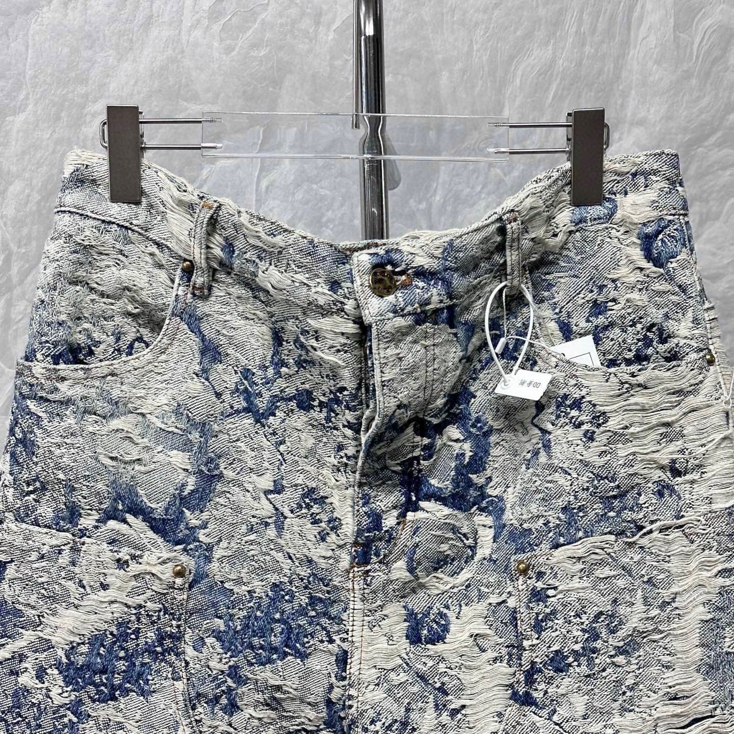 Louis Vuitton Louis Vuitton Floral Distressed Denim Shorts Size 32" / US 10 / IT 46 - 2 Thumbnail