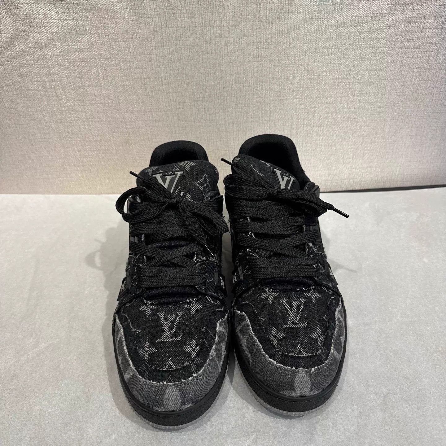 Louis Vuitton Black Patterned Low-Top Sneakers Size 8.5 Size US 8.5 / EU 41-42 - 2 Thumbnail