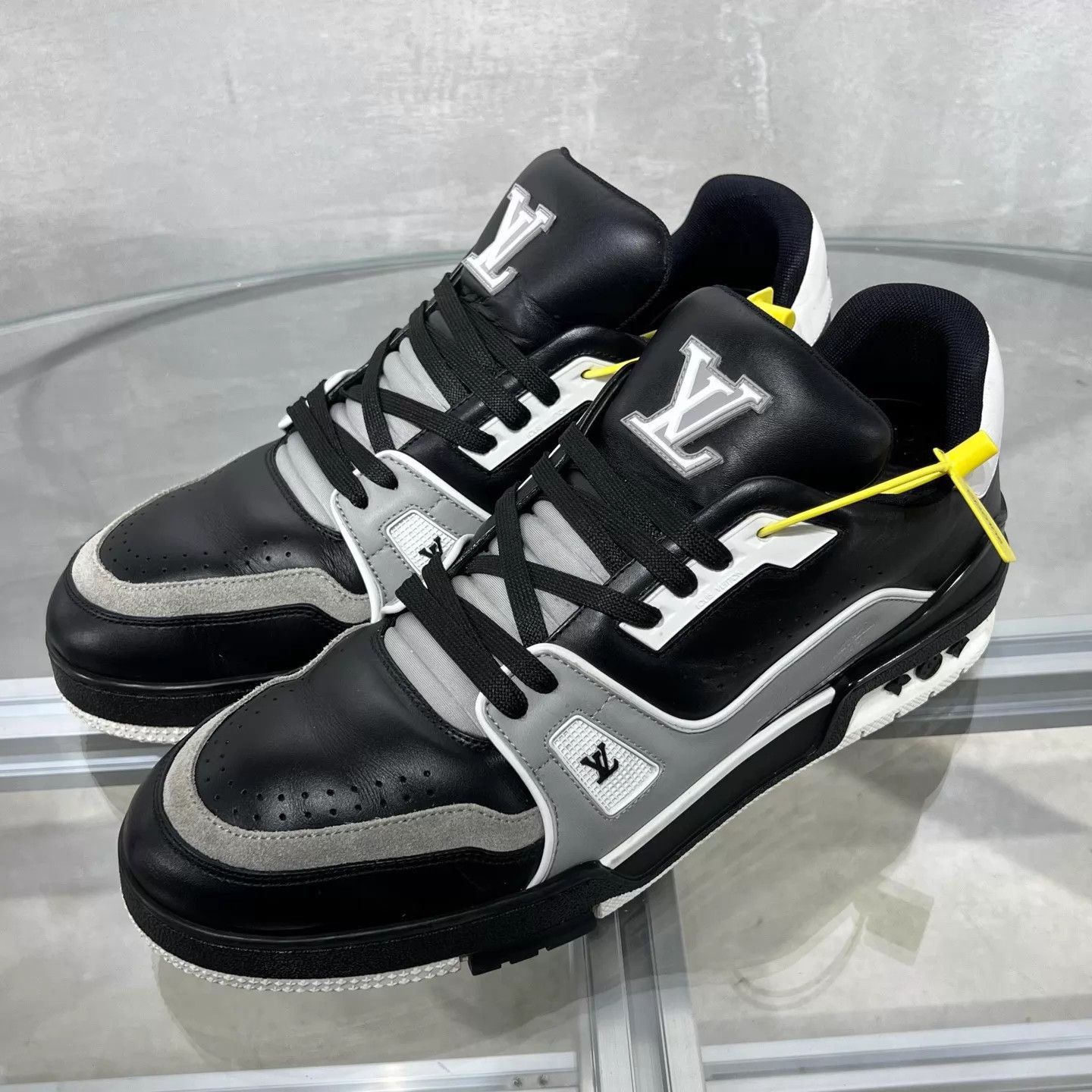 Louis Vuitton Black Low-Top Sneakers Size 10.5 Size US 10.5 / EU 43-44 - 2 Thumbnail