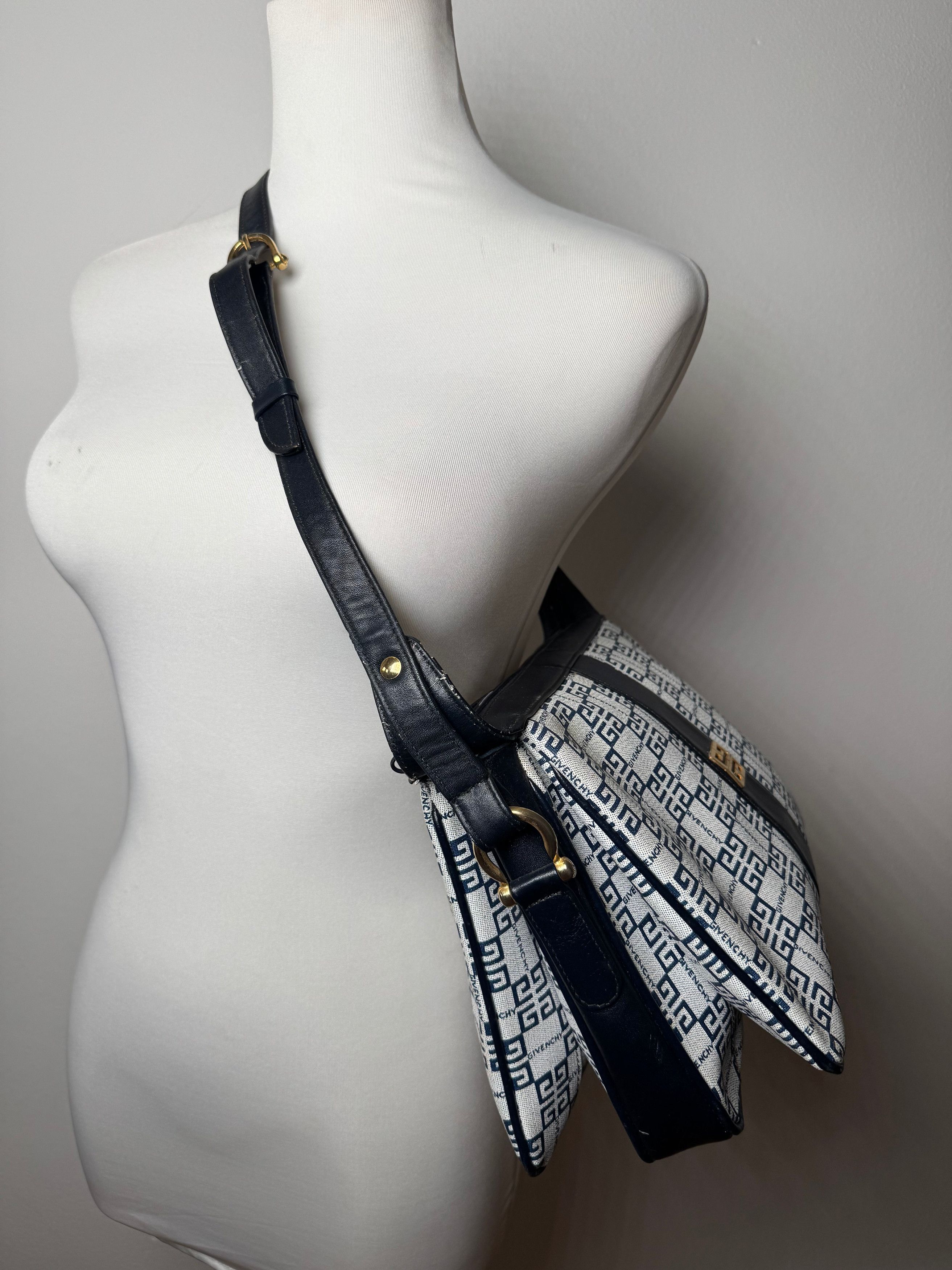 Givenchy Vintage 4G Leather Monogram Bag Navy White Size ONE SIZE - 10 Thumbnail