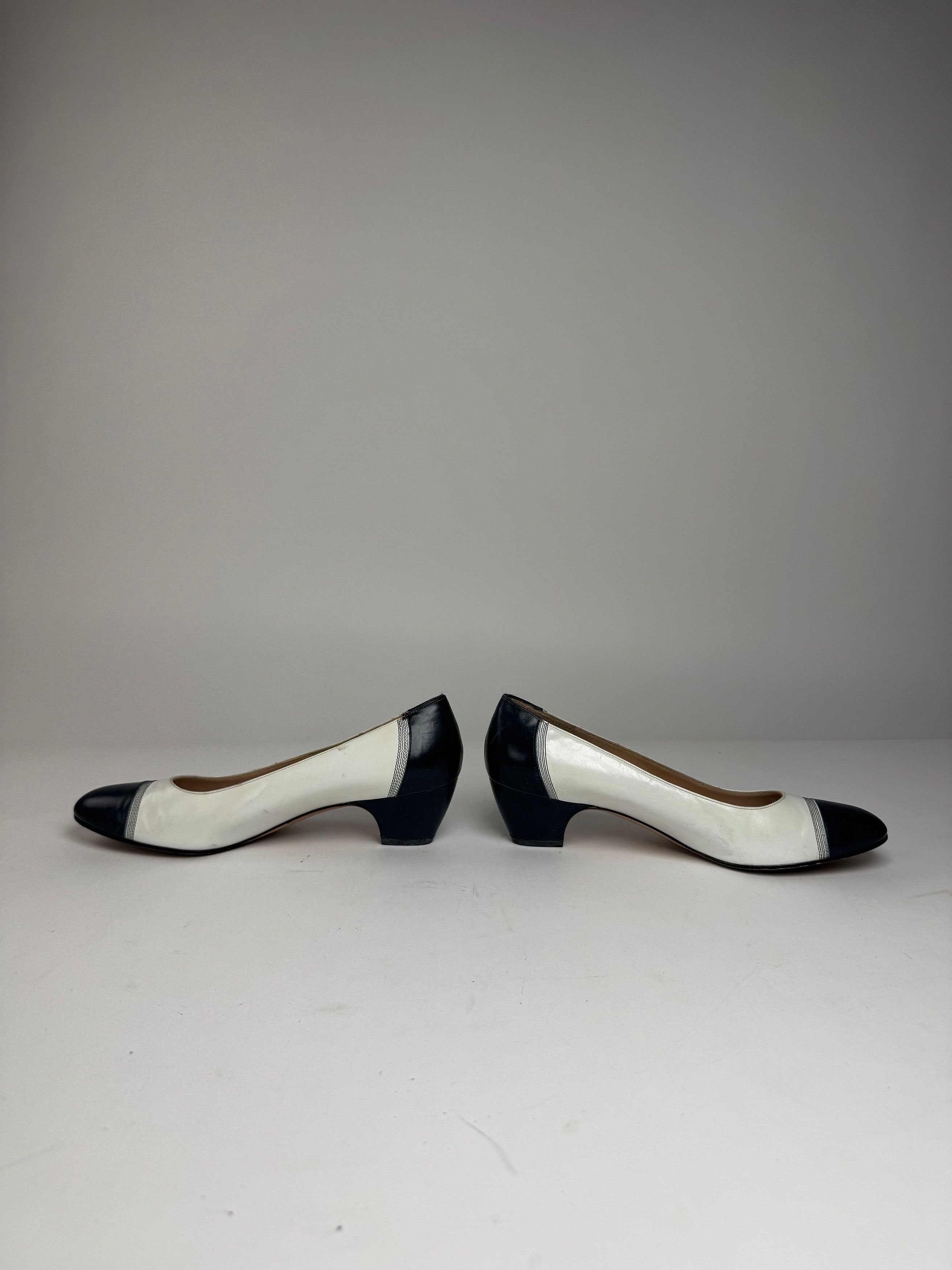 Salvatore Ferragamo Vintage Leather Pumps Navy White Size US 5 / IT 35 - 4 Thumbnail