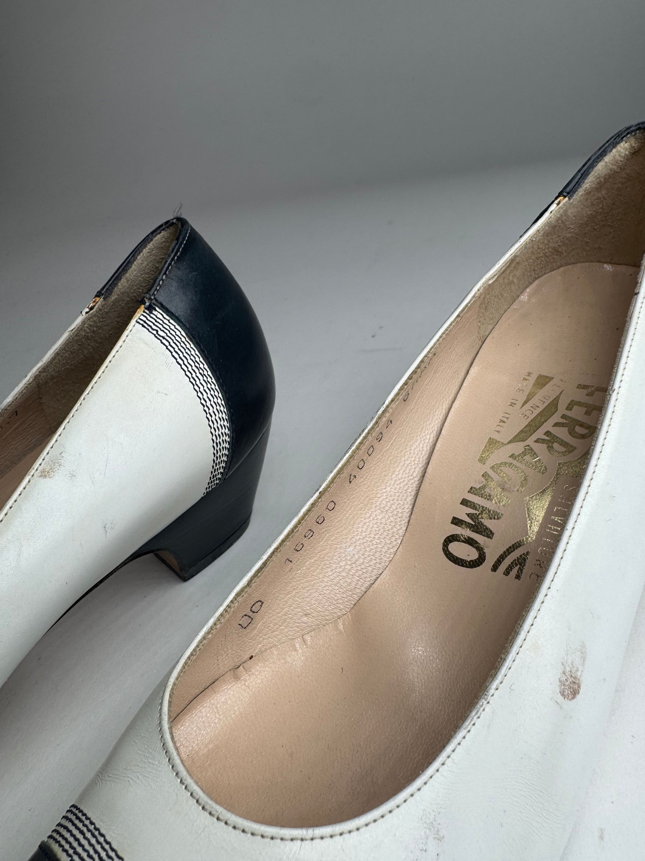 Salvatore Ferragamo Vintage Leather Pumps Navy White Size US 5 / IT 35 - 8 Thumbnail