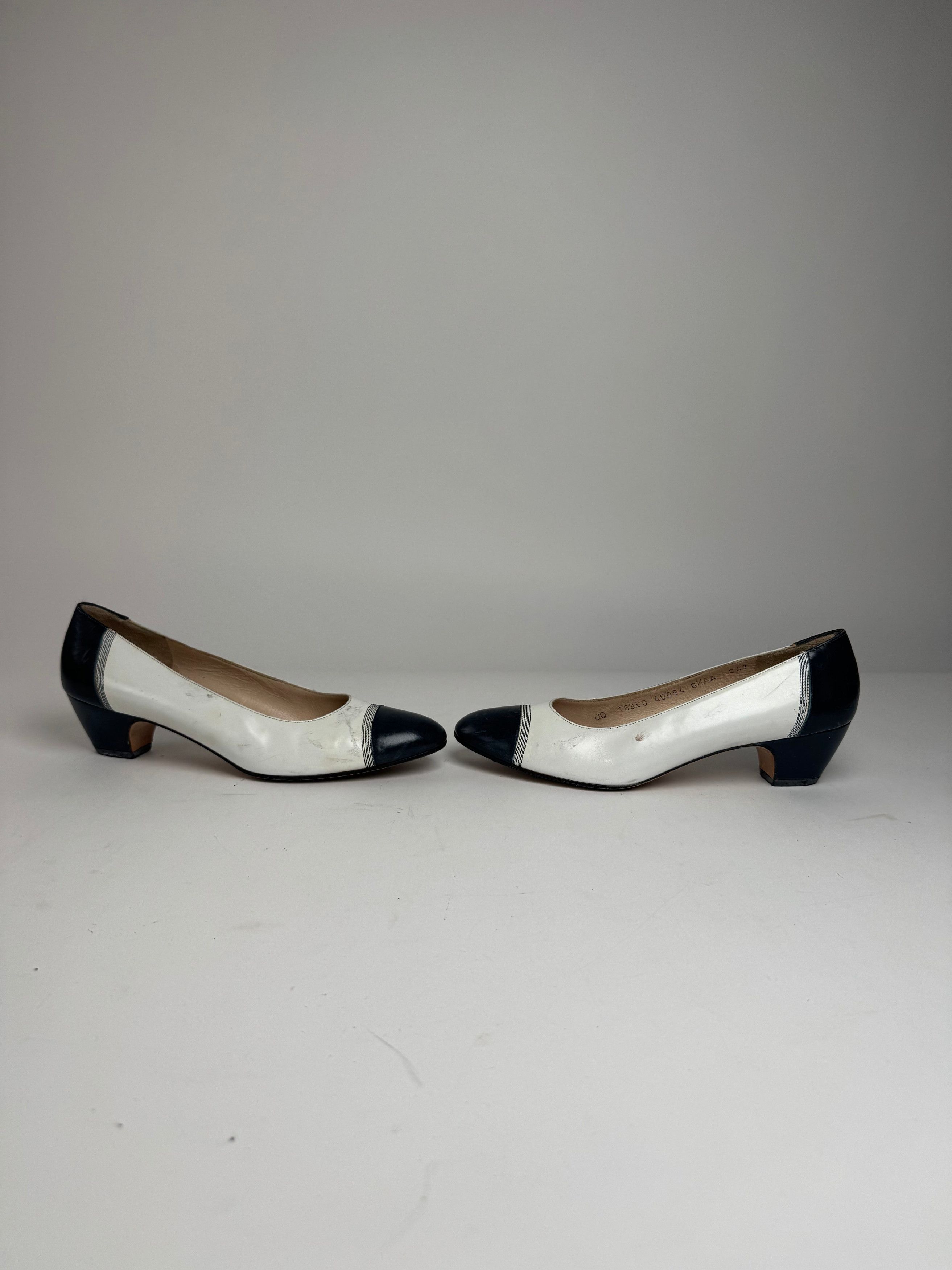 Salvatore Ferragamo Vintage Leather Pumps Navy White Size US 5 / IT 35 - 5 Thumbnail