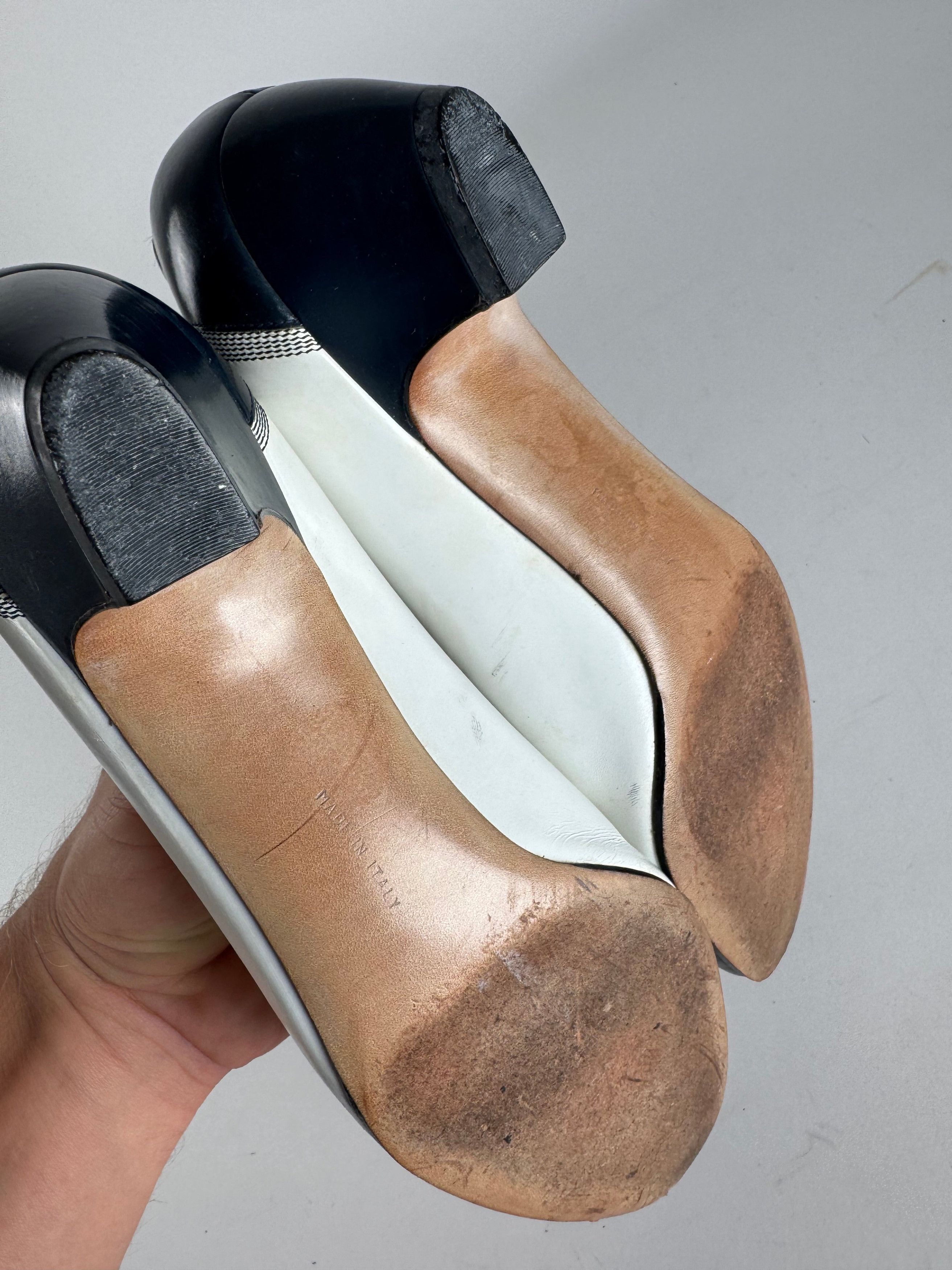 Salvatore Ferragamo Vintage Leather Pumps Navy White Size US 5 / IT 35 - 9 Thumbnail