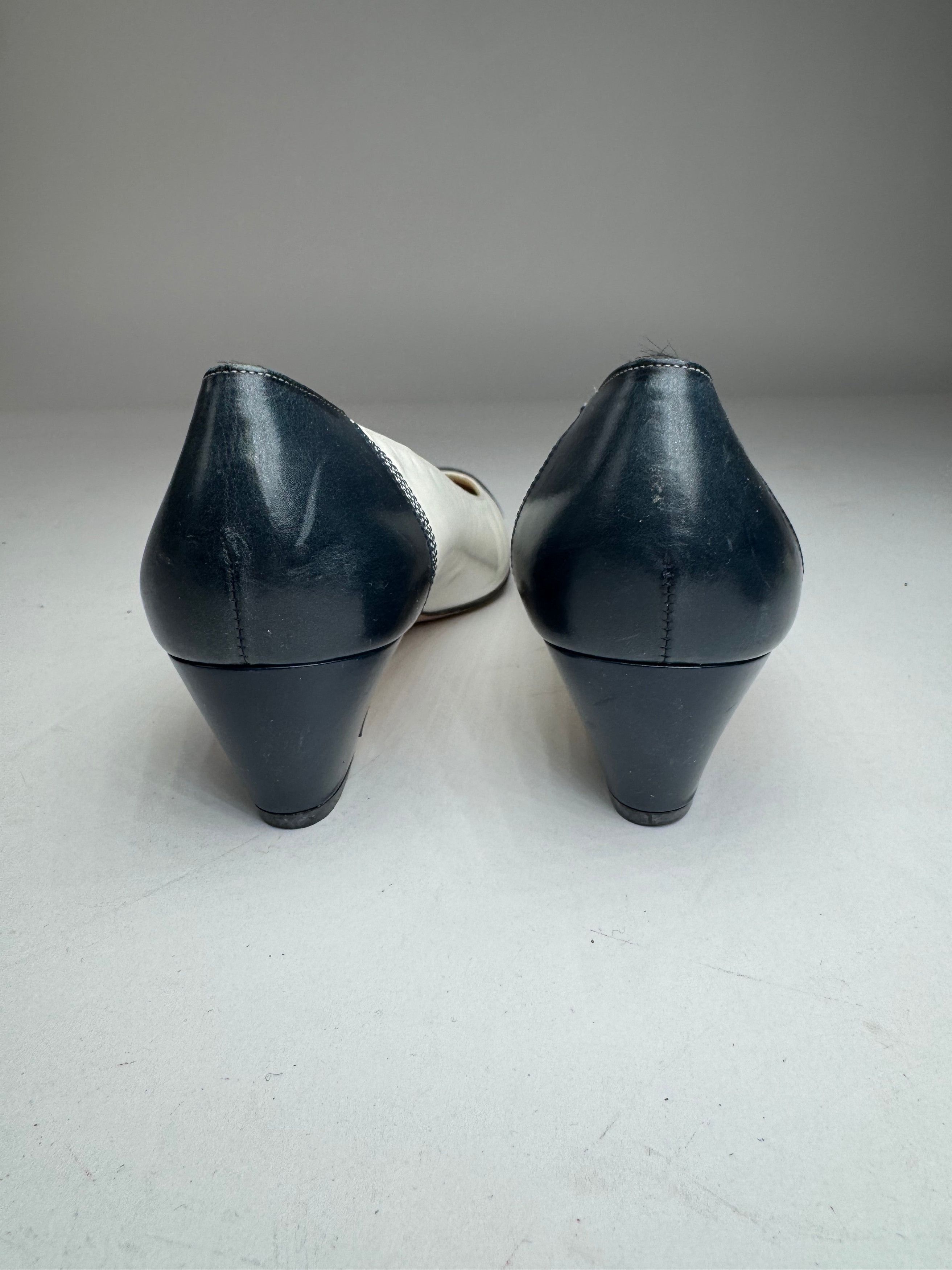 Salvatore Ferragamo Vintage Leather Pumps Navy White Size US 5 / IT 35 - 6 Thumbnail