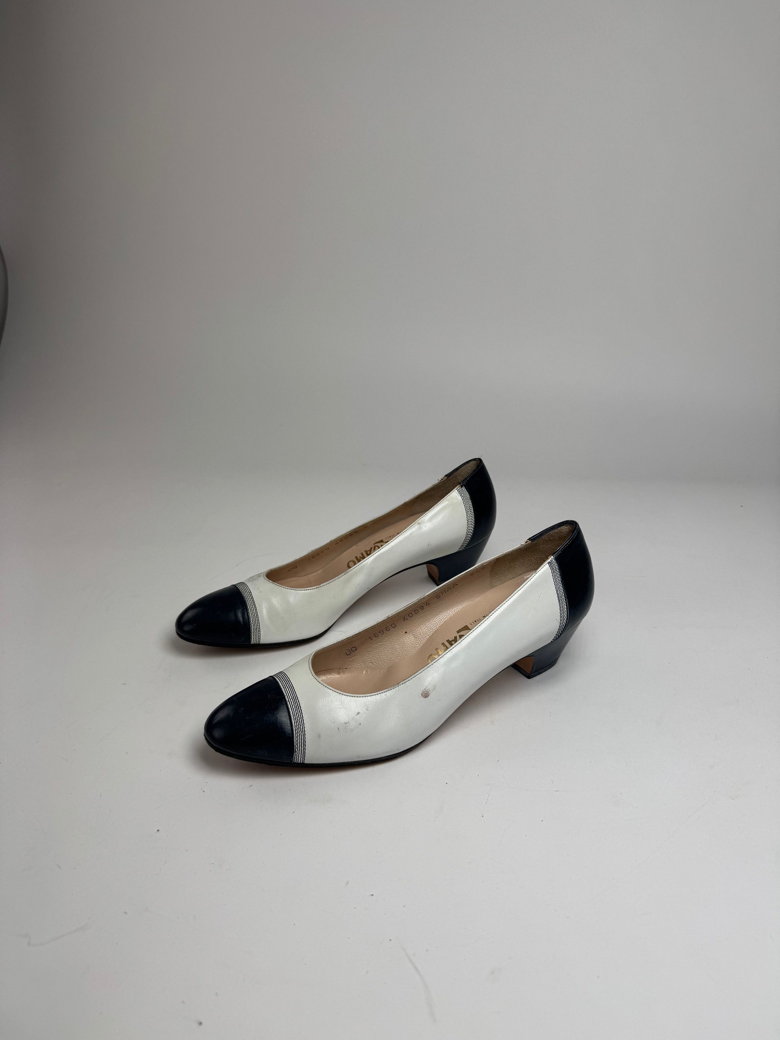 Salvatore Ferragamo Vintage Leather Pumps Navy White Size US 5 / IT 35 - 12 Thumbnail