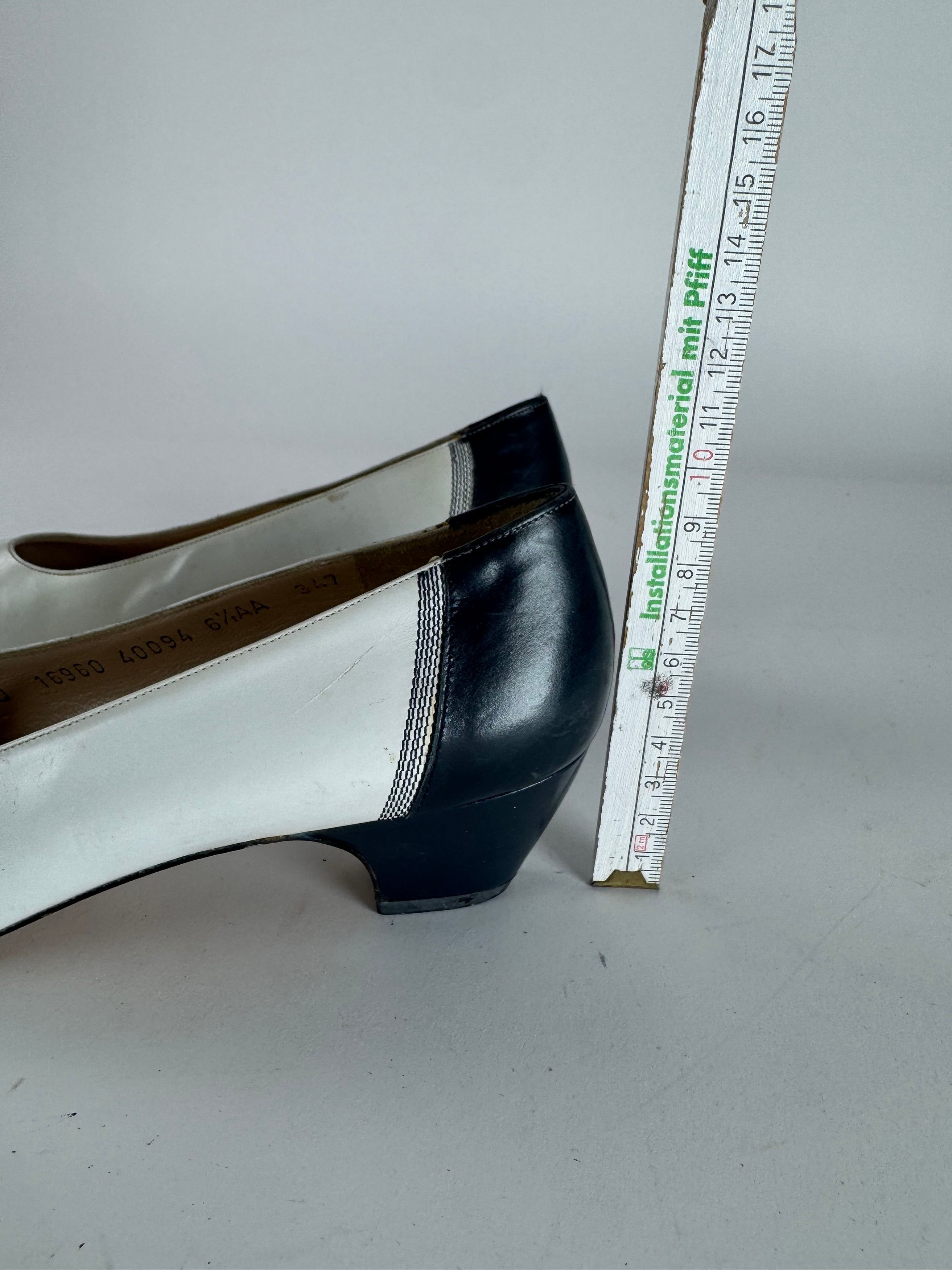 Salvatore Ferragamo Vintage Leather Pumps Navy White Size US 5 / IT 35 - 10 Thumbnail