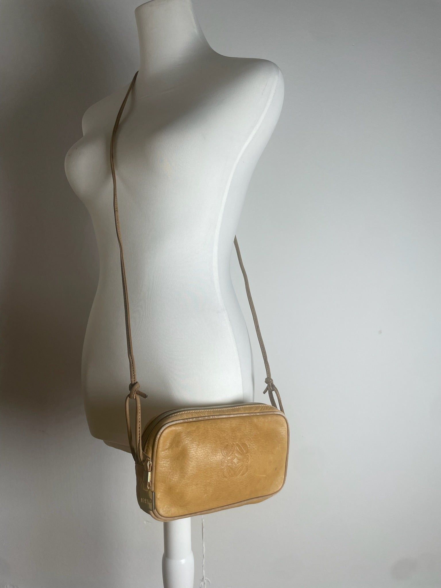 Loewe Vintage Madrid Anagram Leather Shoulder Bag Yellow Size ONE SIZE - 3 Thumbnail