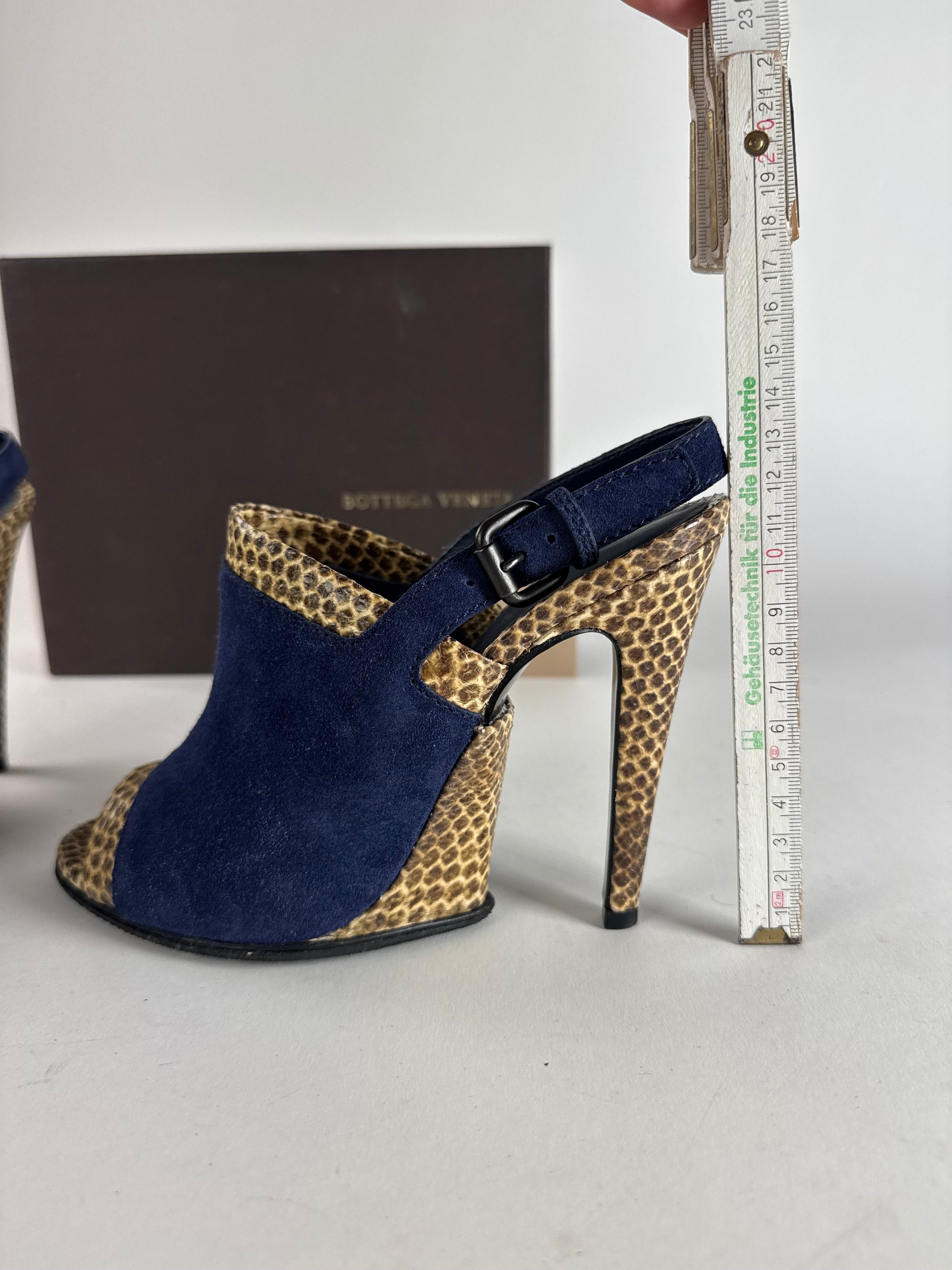 Bottega Veneta Vintage Suede Snake Leather Pumps Navy Beige EU37C Size US 6 / IT 36 - 8 Thumbnail