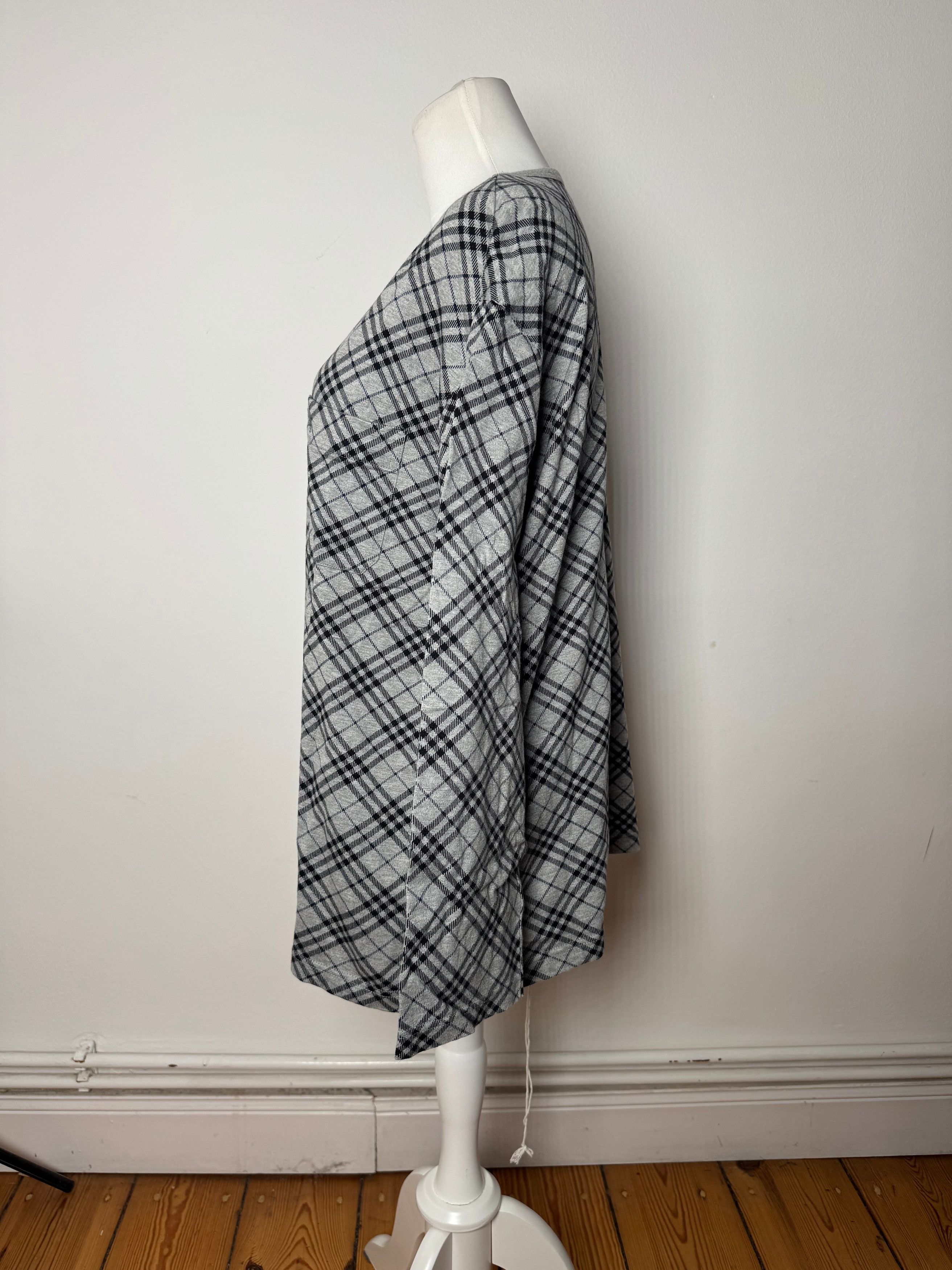 Burberry Vintage Checked Crewneck Sweater L Grey Black Size L / US 10 / IT 46 - 2 Thumbnail