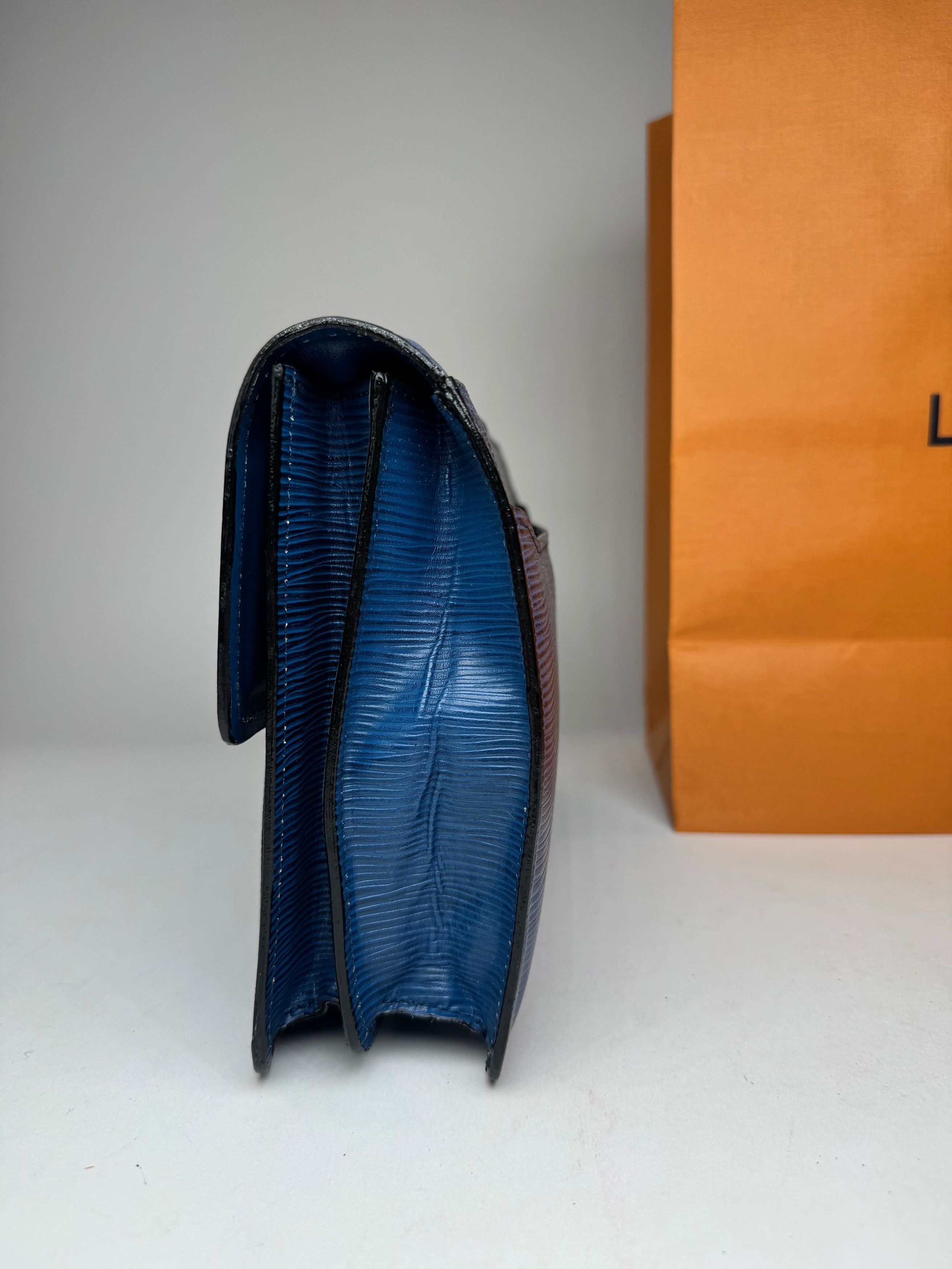 Louis Vuitton Vintage EPI Leather Clutch Blue Size ONE SIZE - 8 Thumbnail
