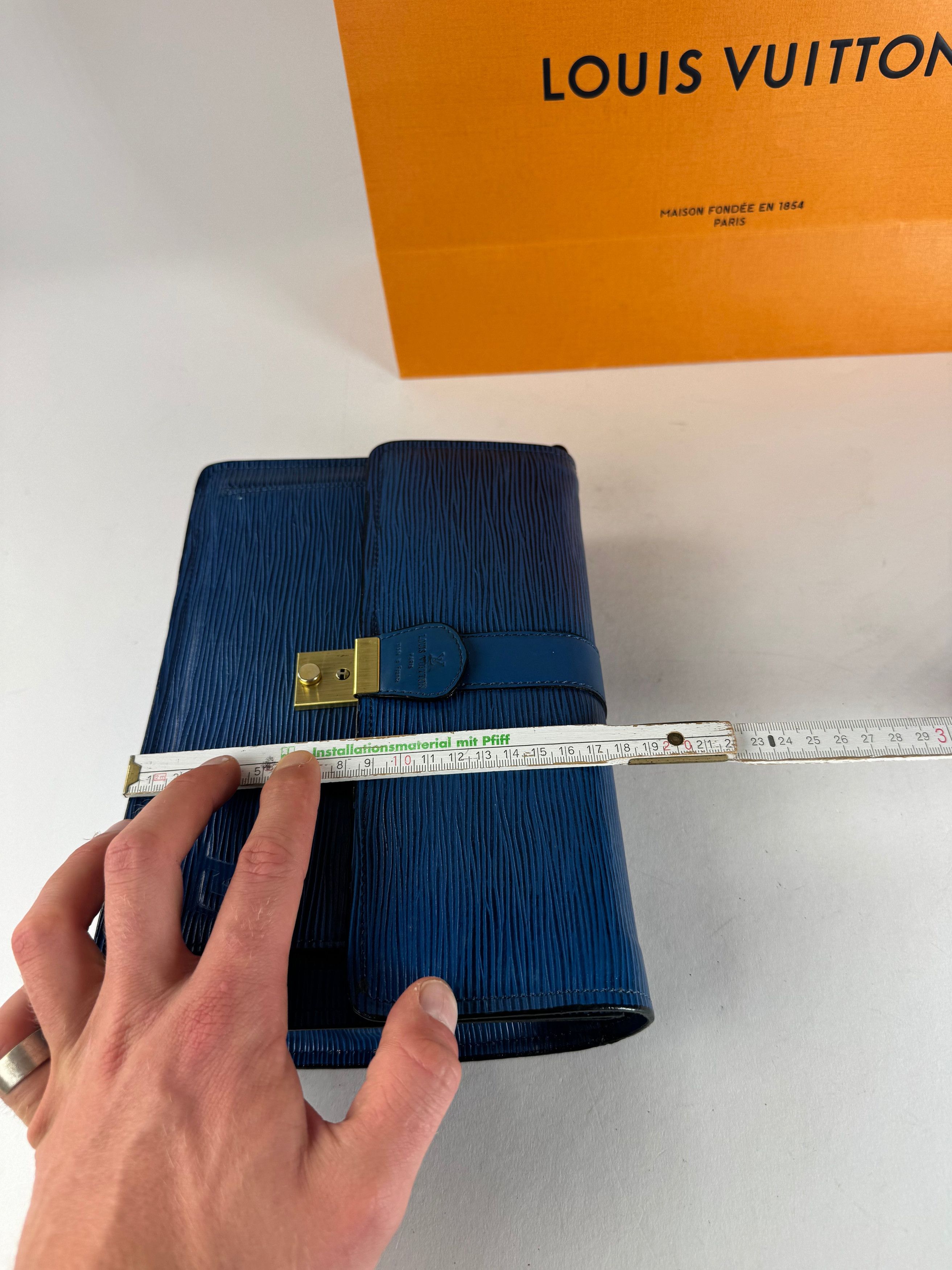 Louis Vuitton Vintage EPI Leather Clutch Blue Size ONE SIZE - 13 Thumbnail