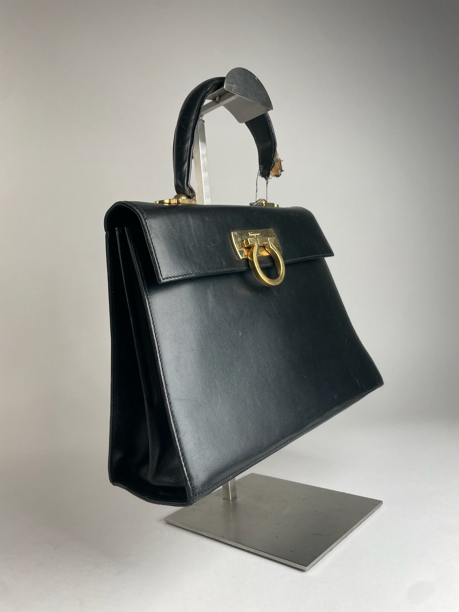 Salvatore Ferragamo Vintage Leather Handbag Black Size ONE SIZE - 11 Thumbnail