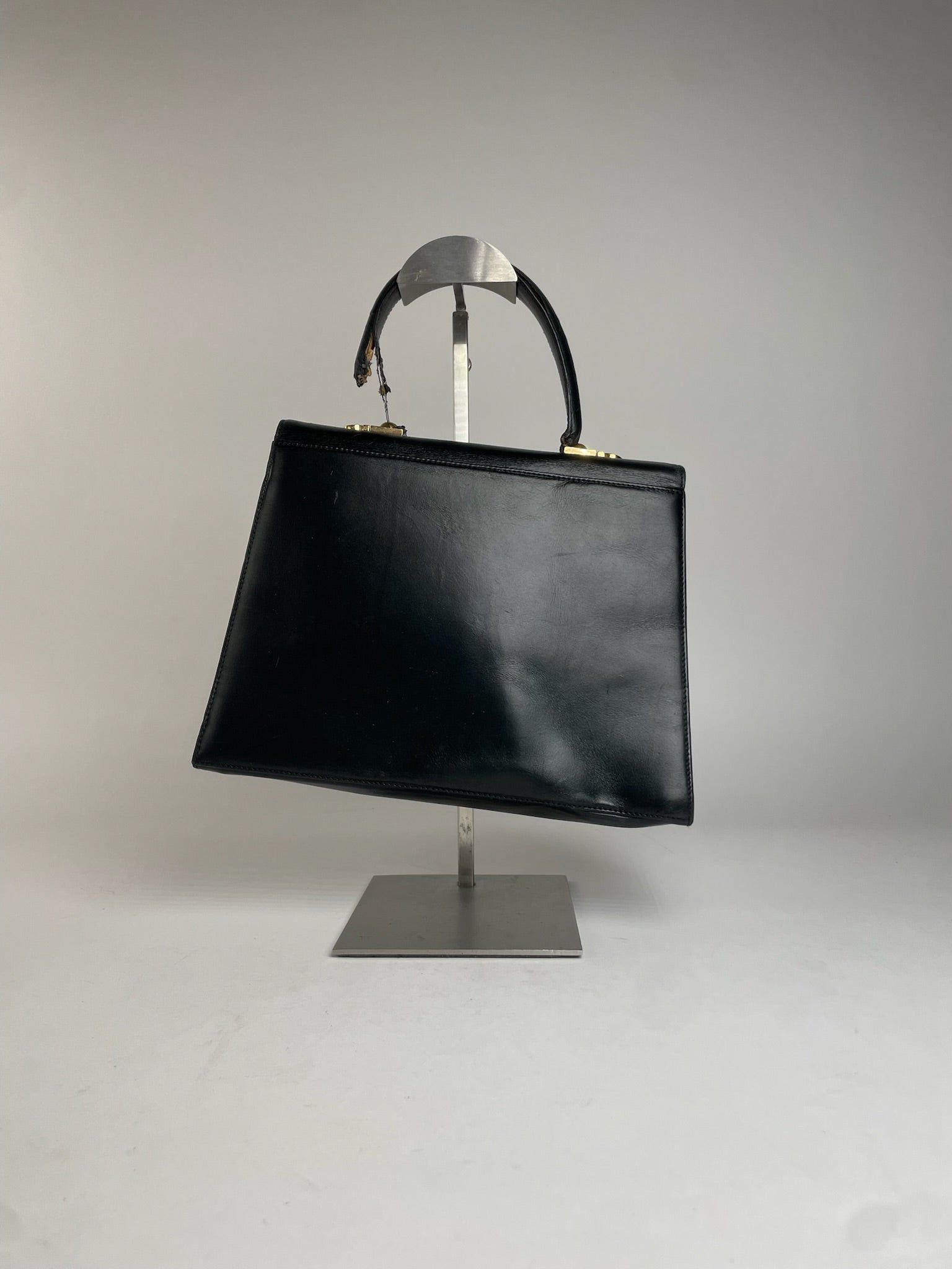 Salvatore Ferragamo Vintage Leather Handbag Black Size ONE SIZE - 10 Thumbnail