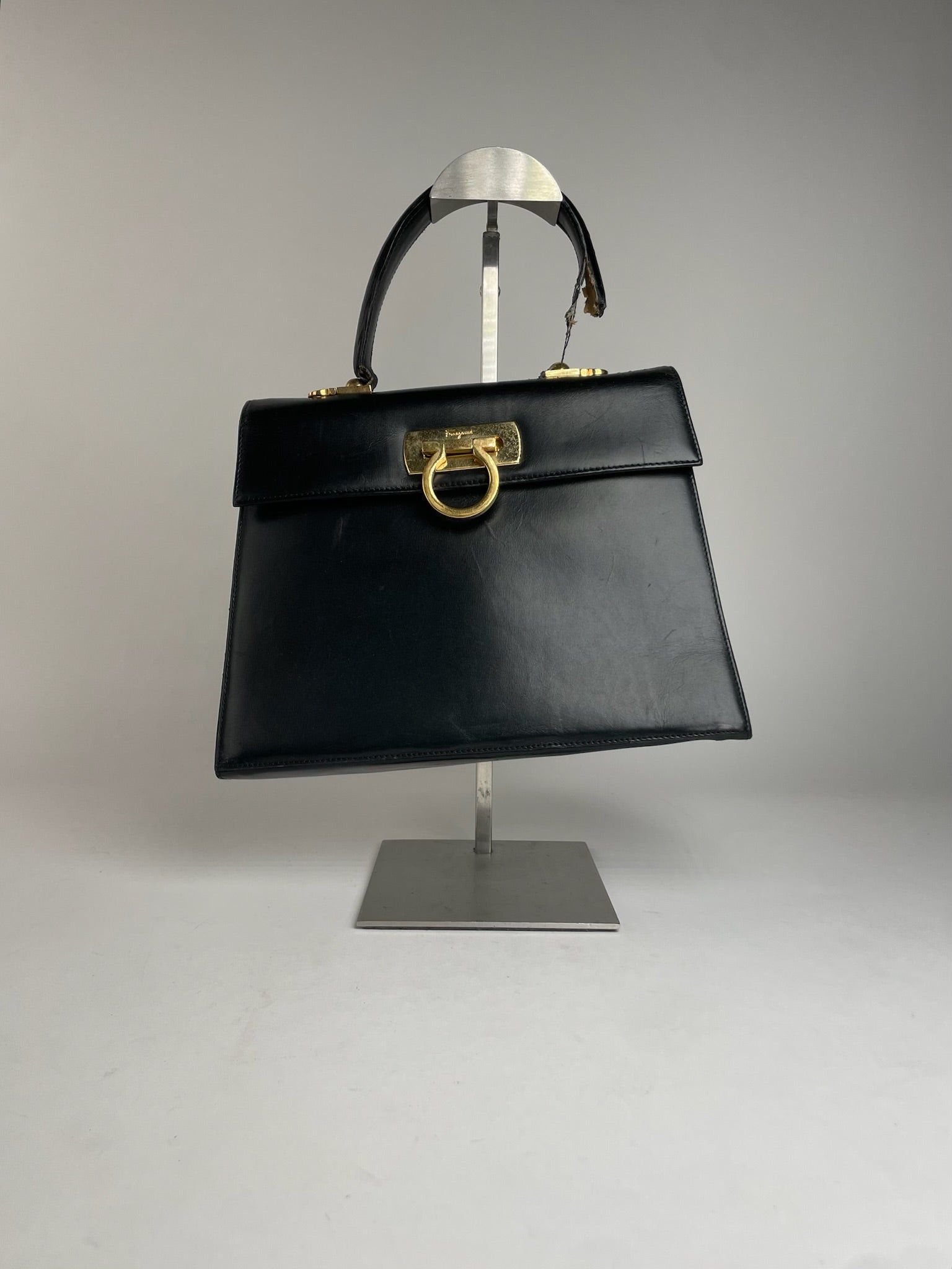 Salvatore Ferragamo Vintage Leather Handbag Black Size ONE SIZE - 8 Thumbnail