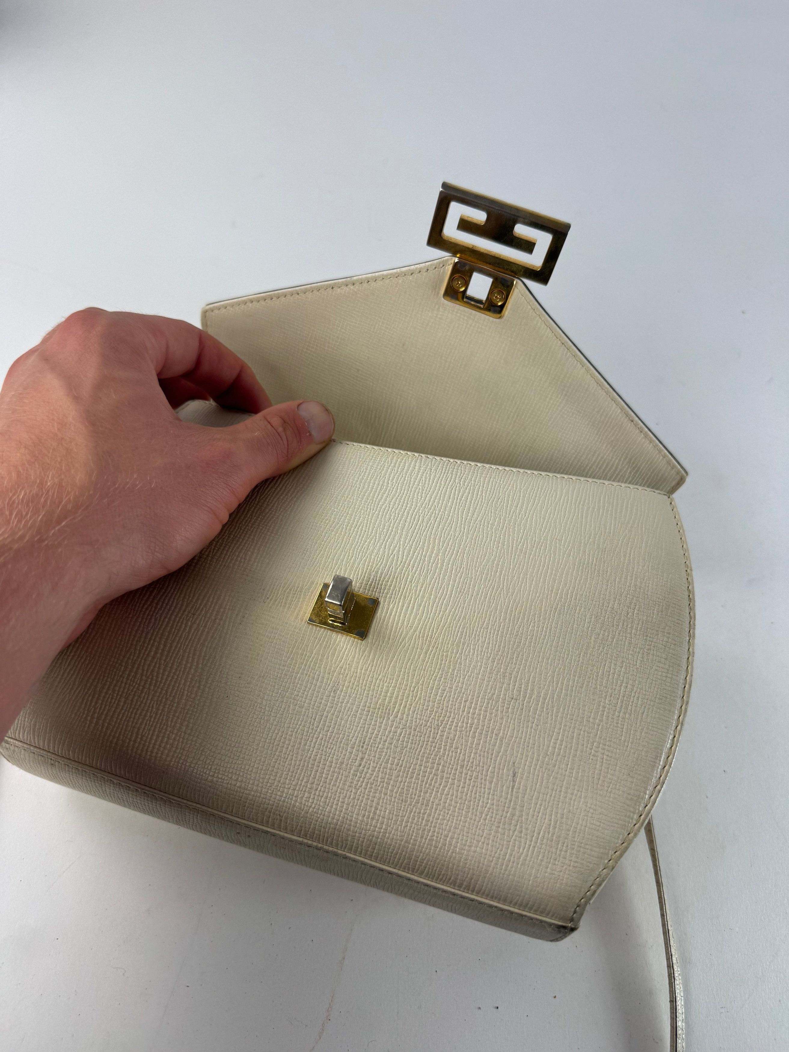 Givenchy Vintage GV3 Leather Crossbody / Shoulder Bag White Size ONE SIZE - 7 Thumbnail