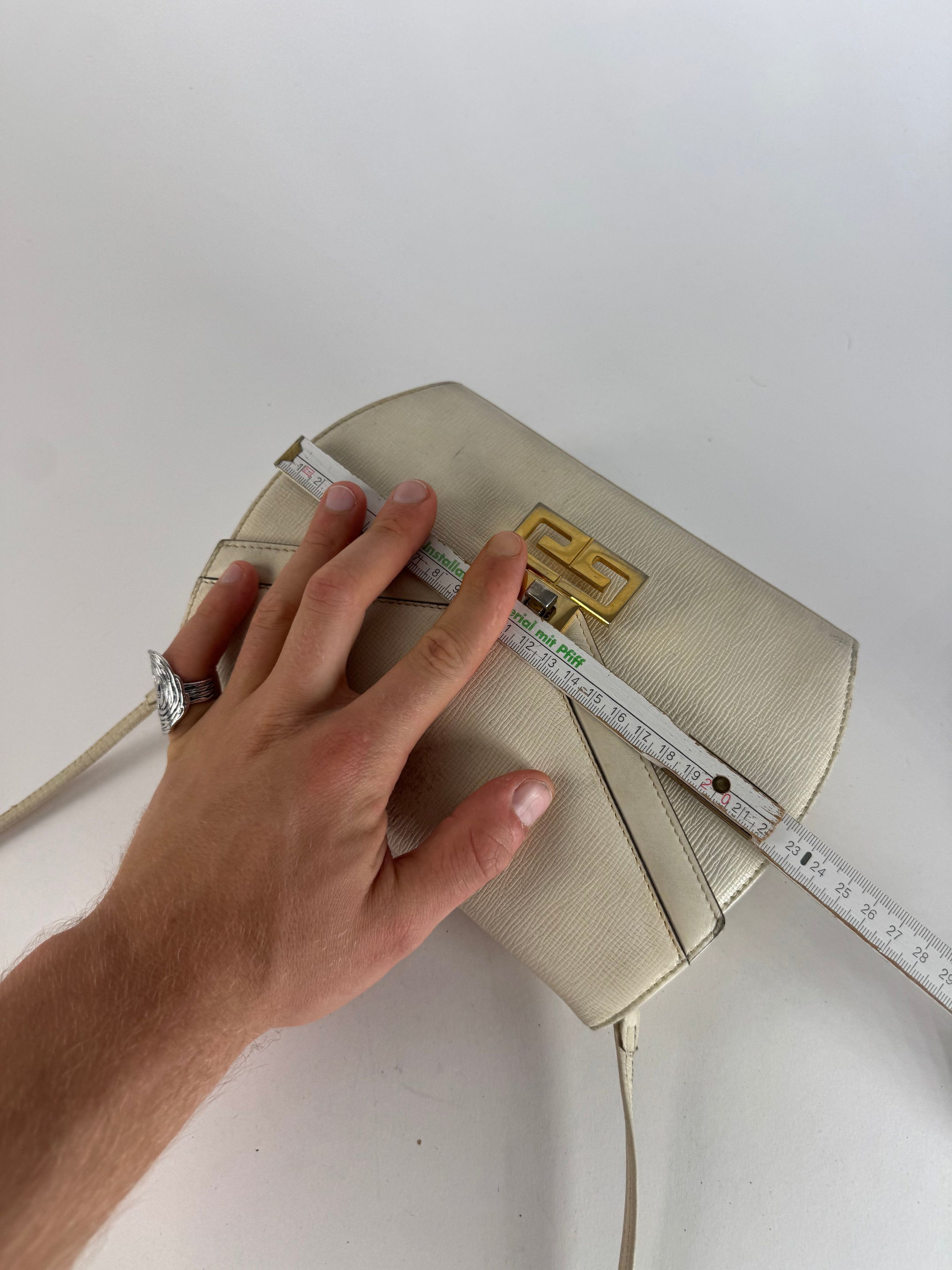 Givenchy Vintage GV3 Leather Crossbody / Shoulder Bag White Size ONE SIZE - 15 Thumbnail