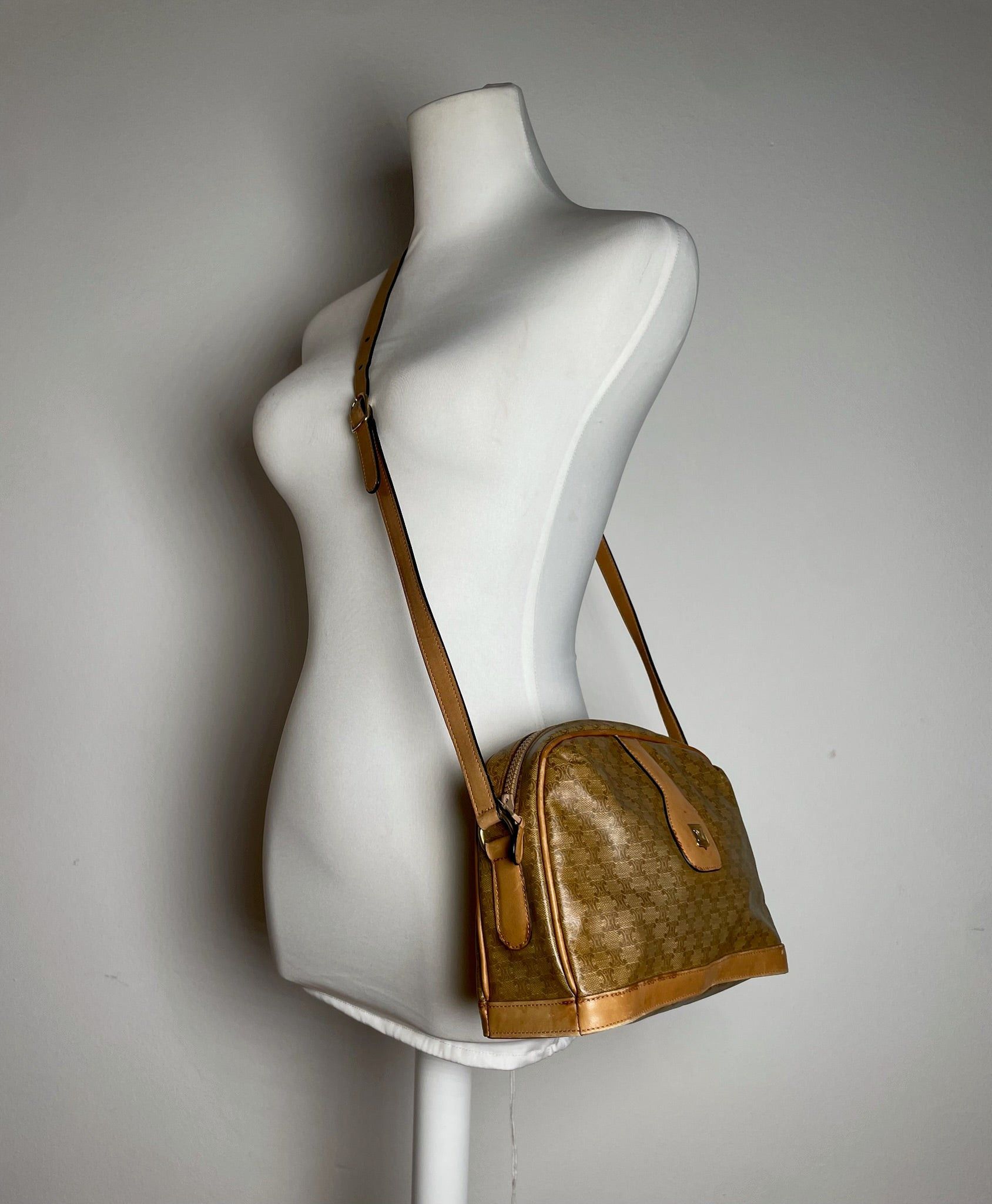 Celine Vintage Paris Triomphe Monogram Camel Leather Shoulder Bag Size ONE SIZE - 5 Thumbnail