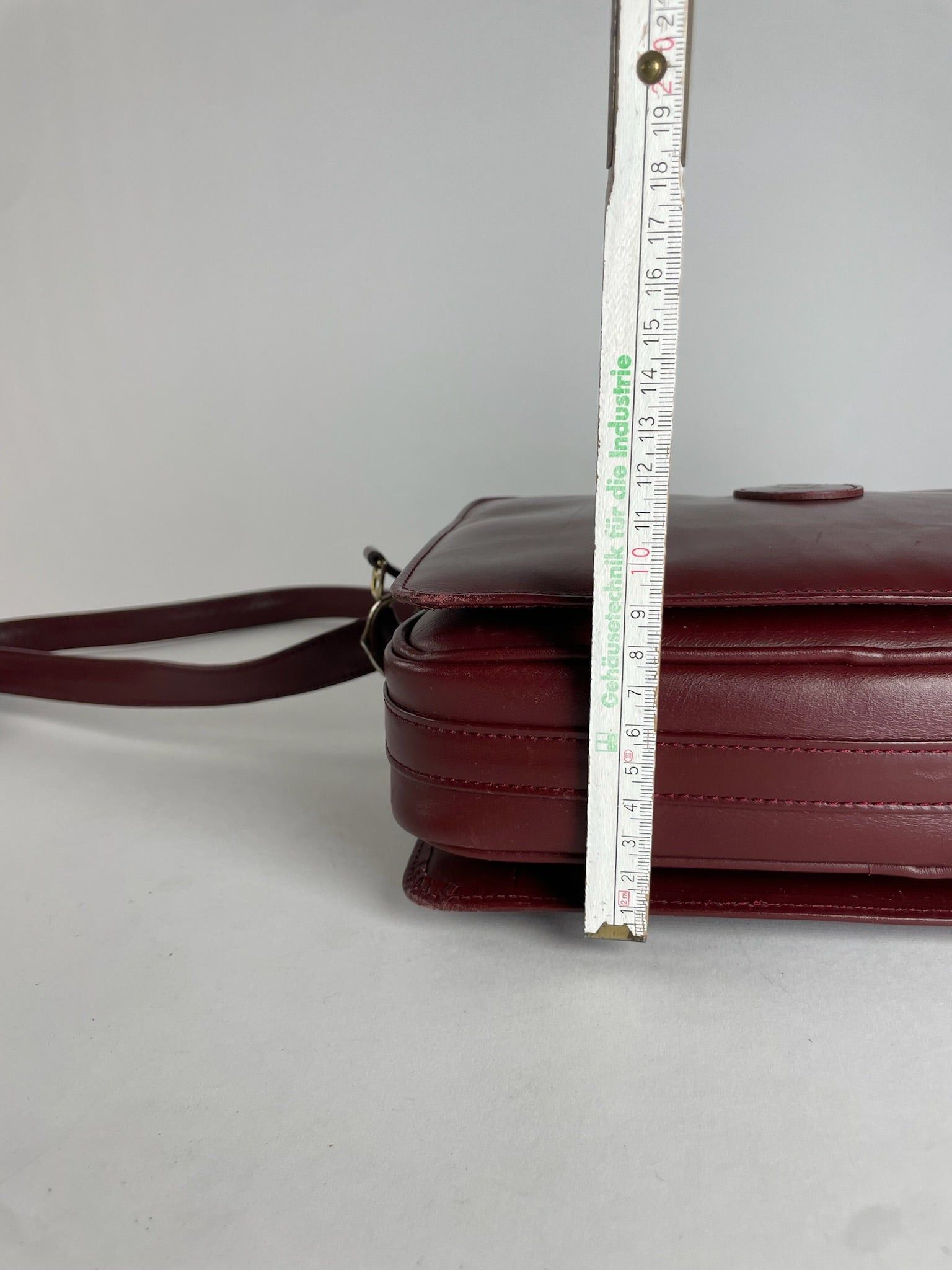 Cartier Vintage Leather Logo Shoulder Bag Burgundy Size ONE SIZE - 11 Thumbnail