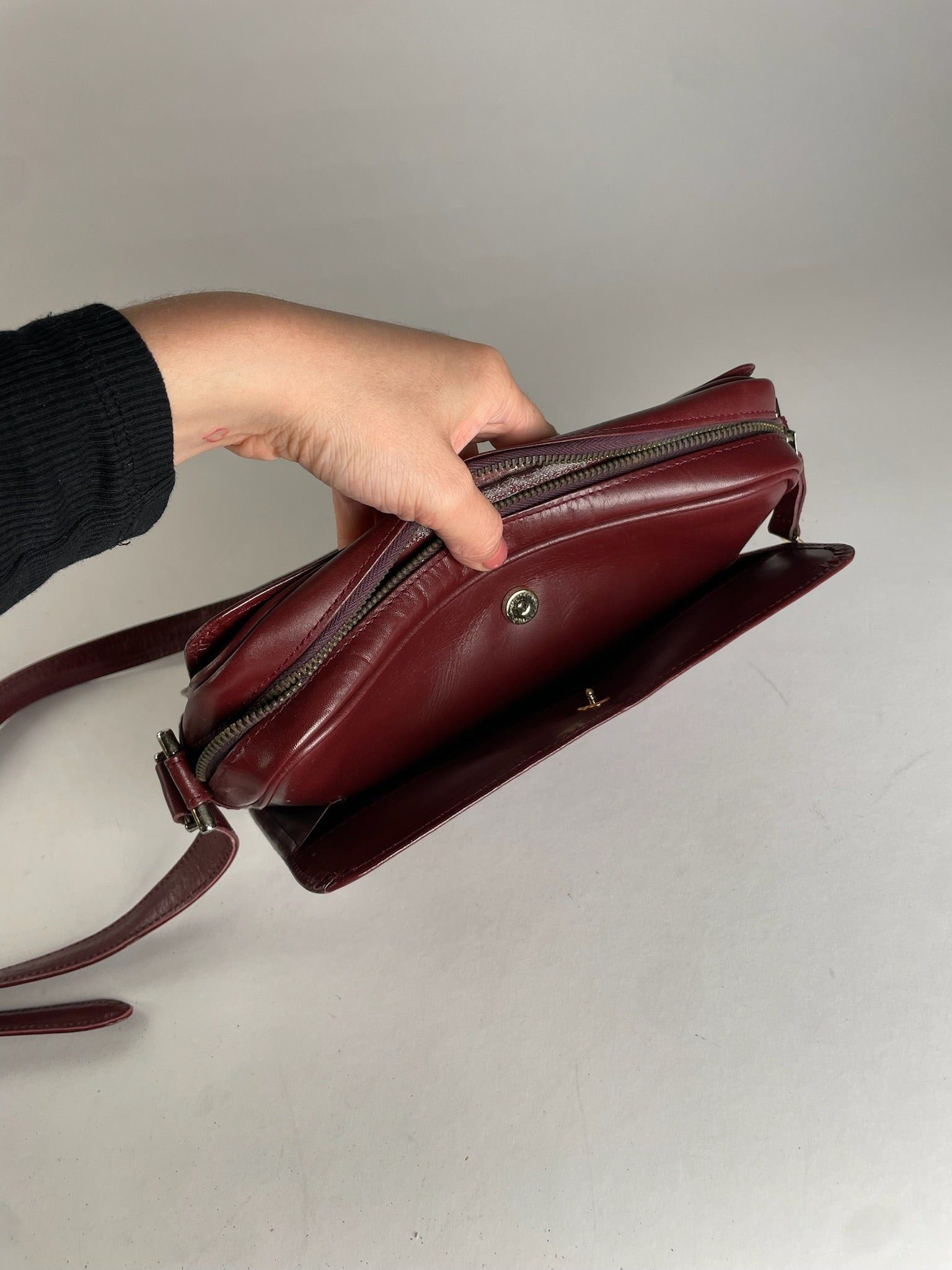 Cartier Vintage Leather Logo Shoulder Bag Burgundy Size ONE SIZE - 3 Thumbnail