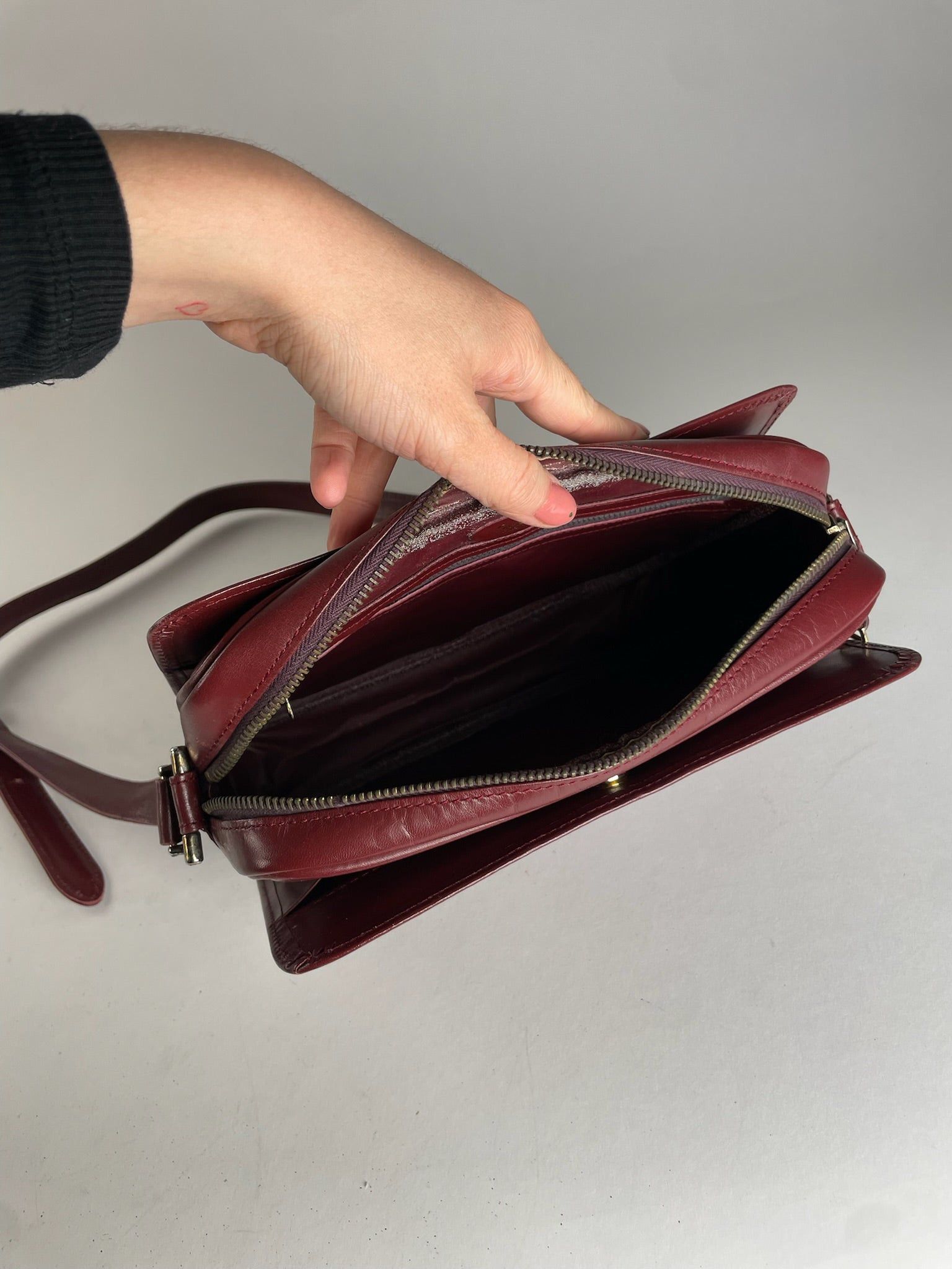 Cartier Vintage Leather Logo Shoulder Bag Burgundy Size ONE SIZE - 6 Thumbnail