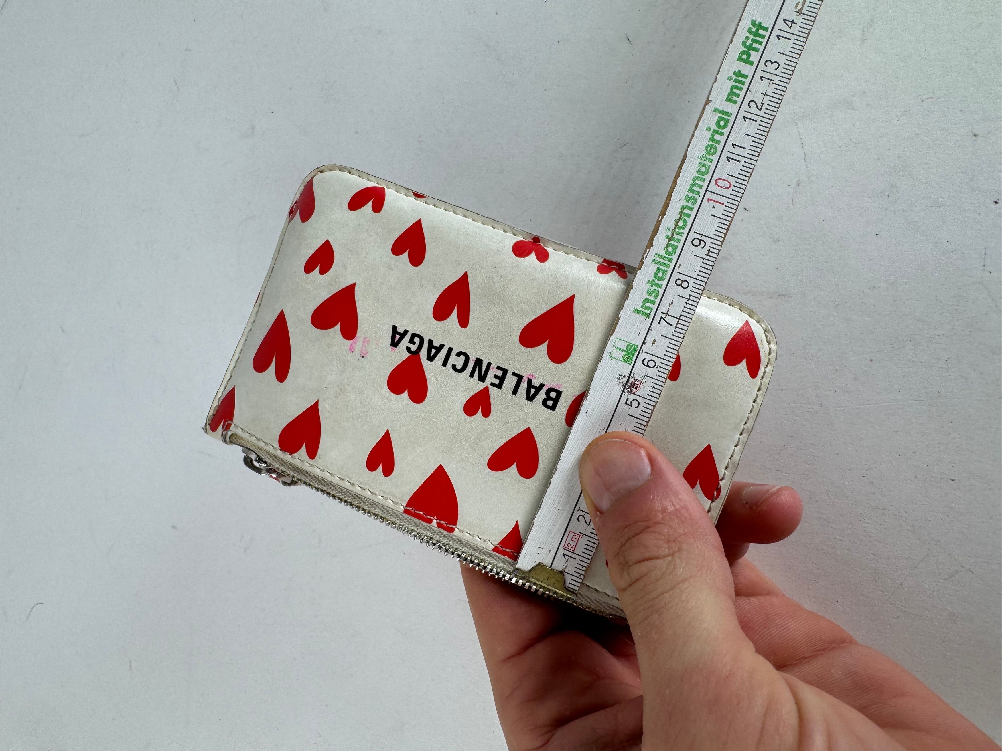 Balenciaga Vintage Heart Emblossed Leather Card Holder White Red Size ONE SIZE - 7 Thumbnail