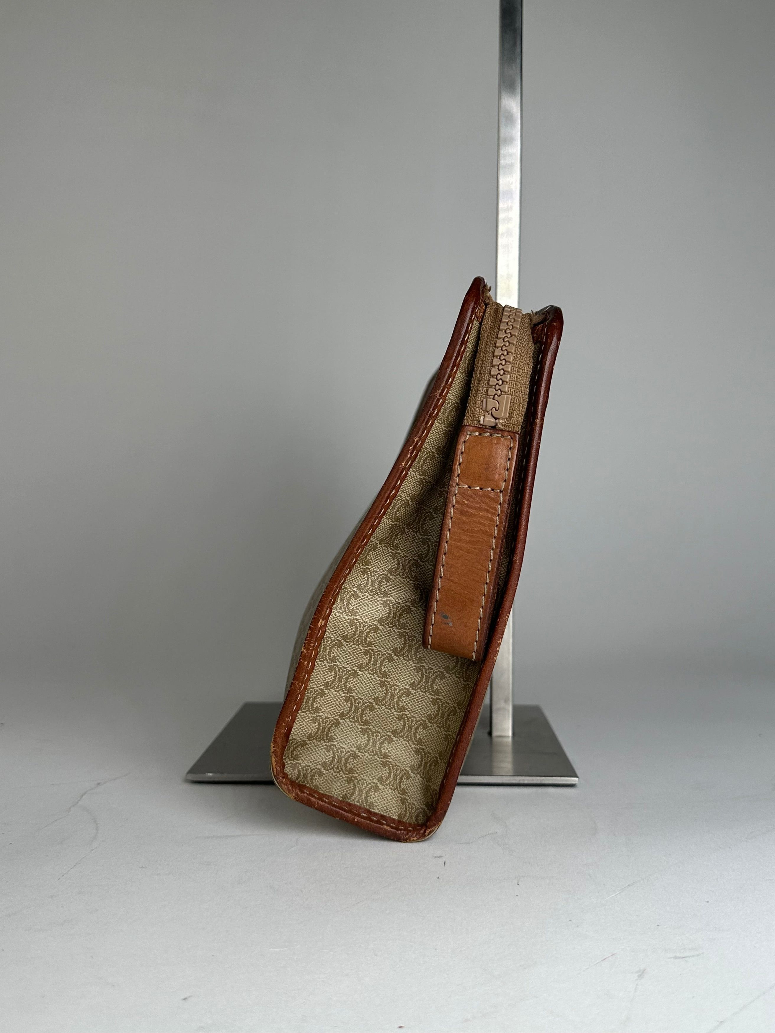 Celine Vintage Paris Triomphe Monogram Leather Clutch Beige Brown Size ONE SIZE - 4 Thumbnail