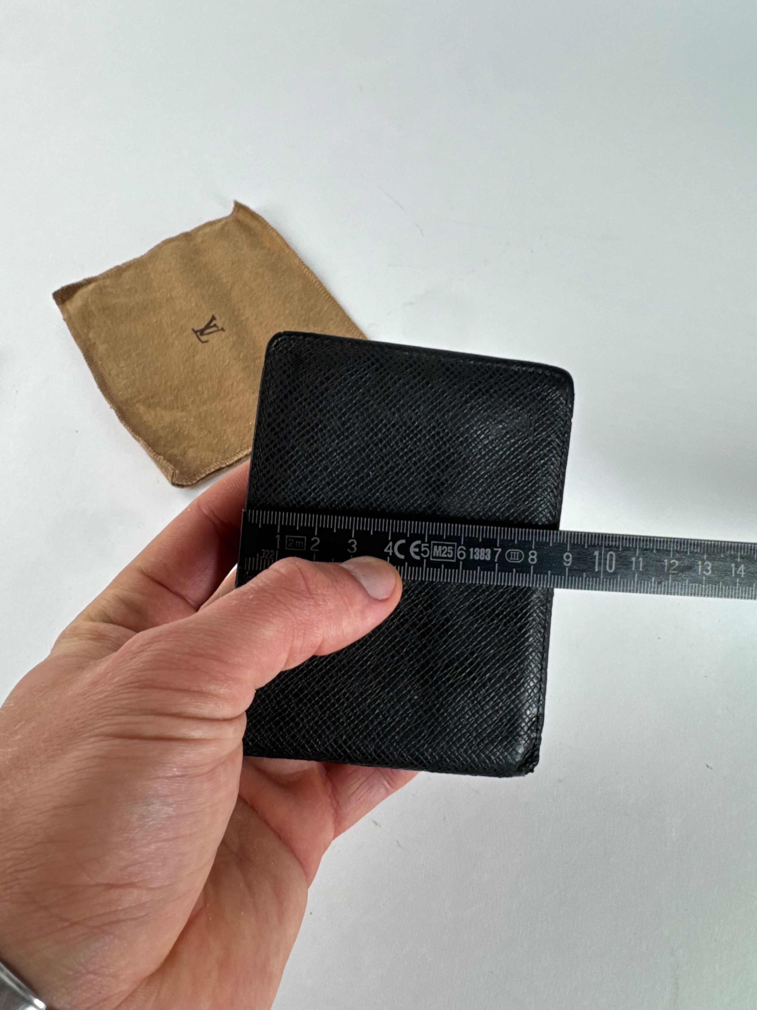 Louis Vuitton Vintage Taiga Leather Card Holder Black Size ONE SIZE - 9 Thumbnail